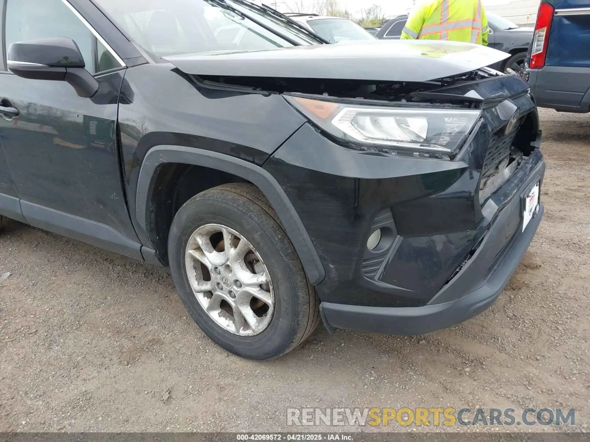 17 Photograph of a damaged car 2T3P1RFV9KC015647 TOYOTA RAV4 2019