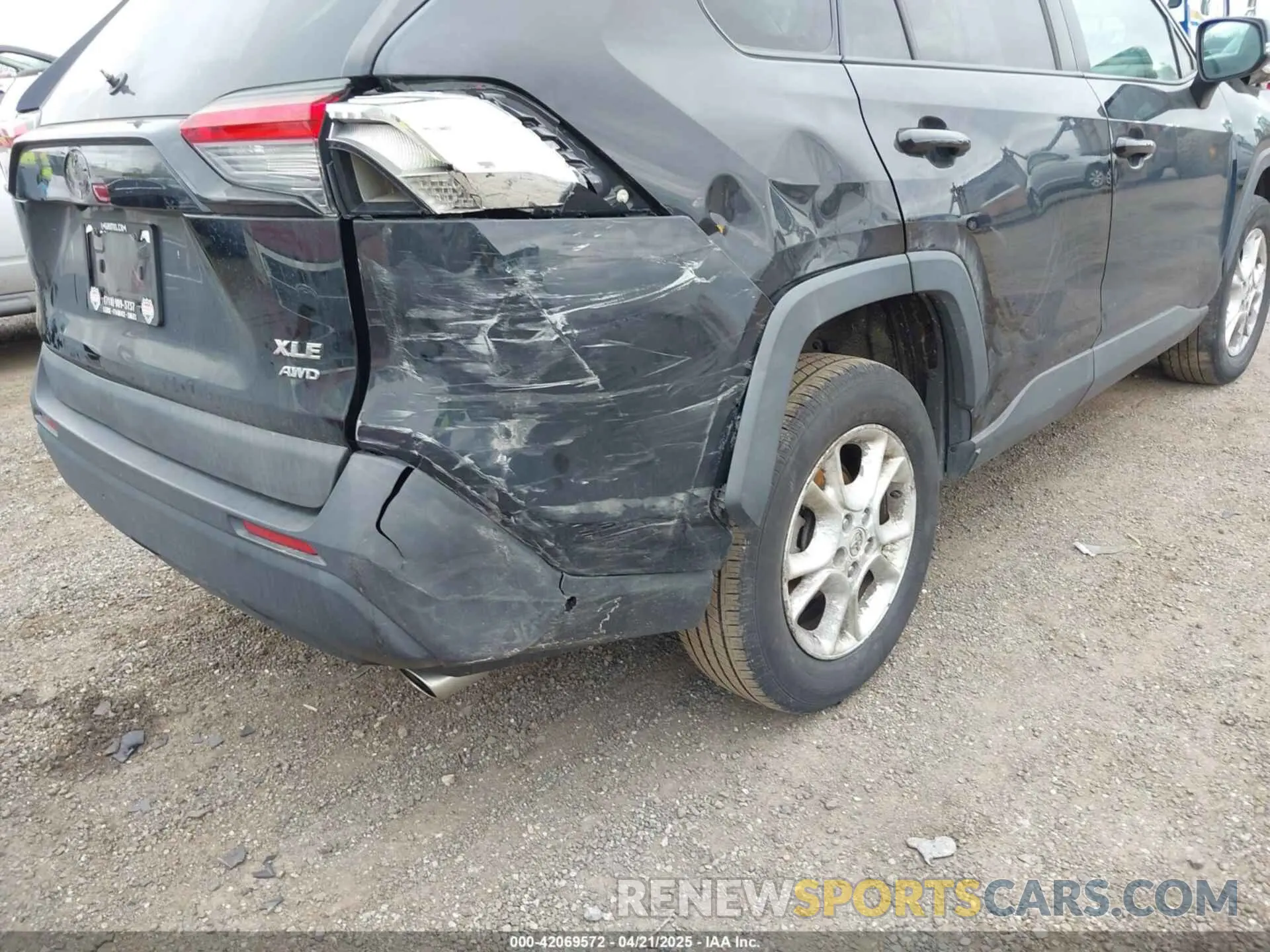 18 Photograph of a damaged car 2T3P1RFV9KC015647 TOYOTA RAV4 2019