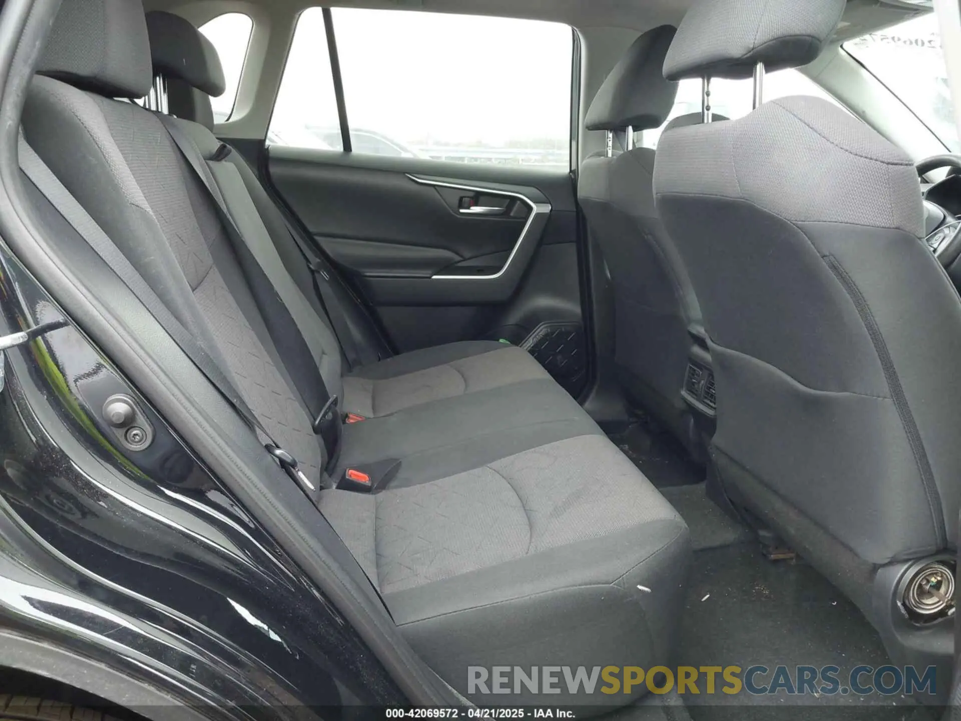 8 Photograph of a damaged car 2T3P1RFV9KC015647 TOYOTA RAV4 2019
