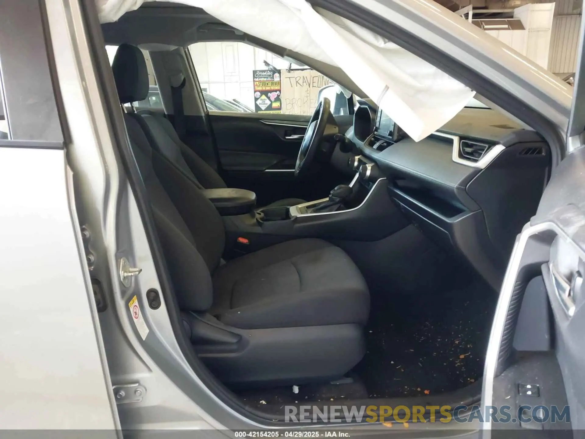 5 Photograph of a damaged car 2T3P1RFV9KW028137 TOYOTA RAV4 2019