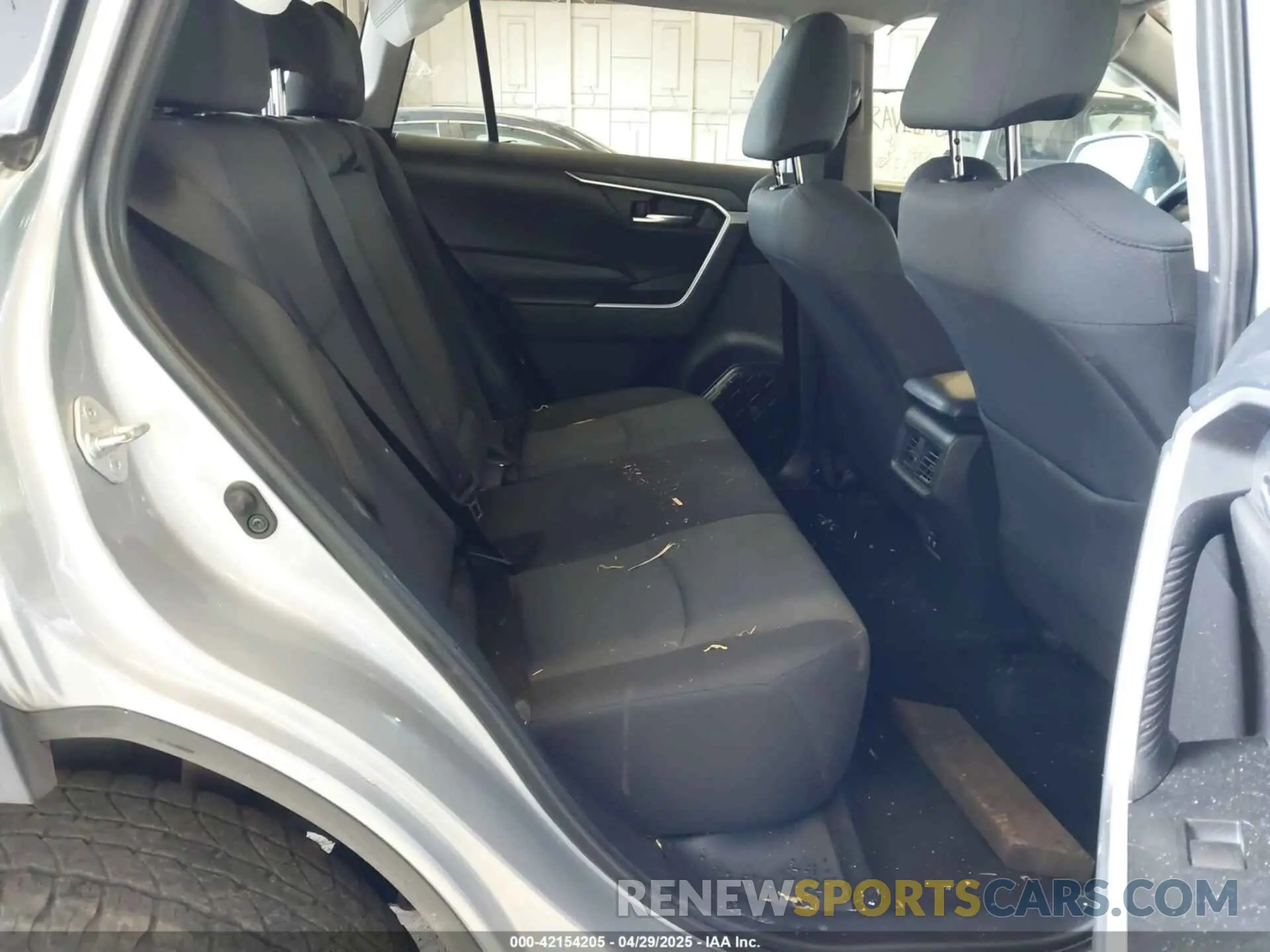8 Photograph of a damaged car 2T3P1RFV9KW028137 TOYOTA RAV4 2019
