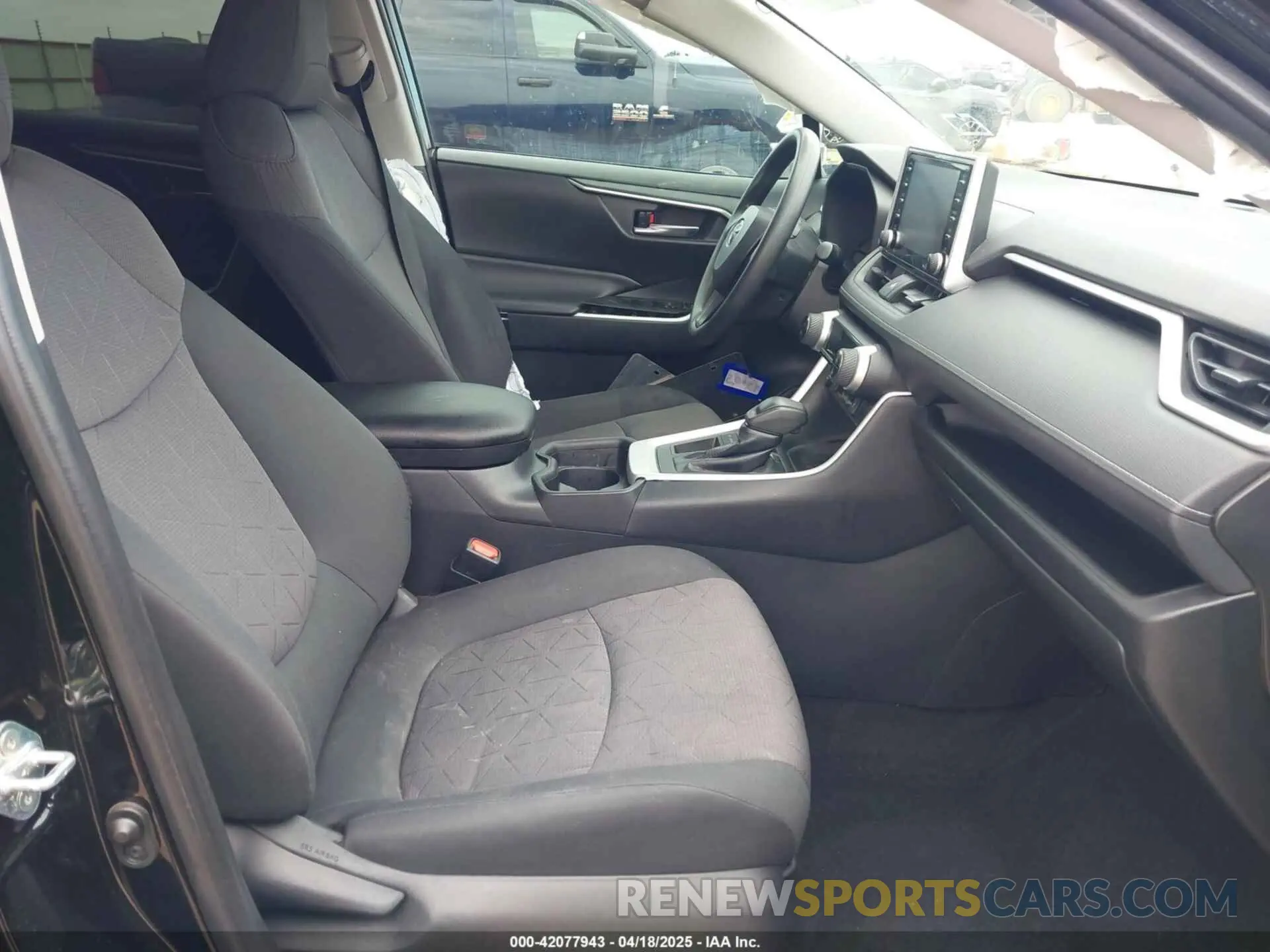 5 Photograph of a damaged car 2T3W1RFV1KW043291 TOYOTA RAV4 2019