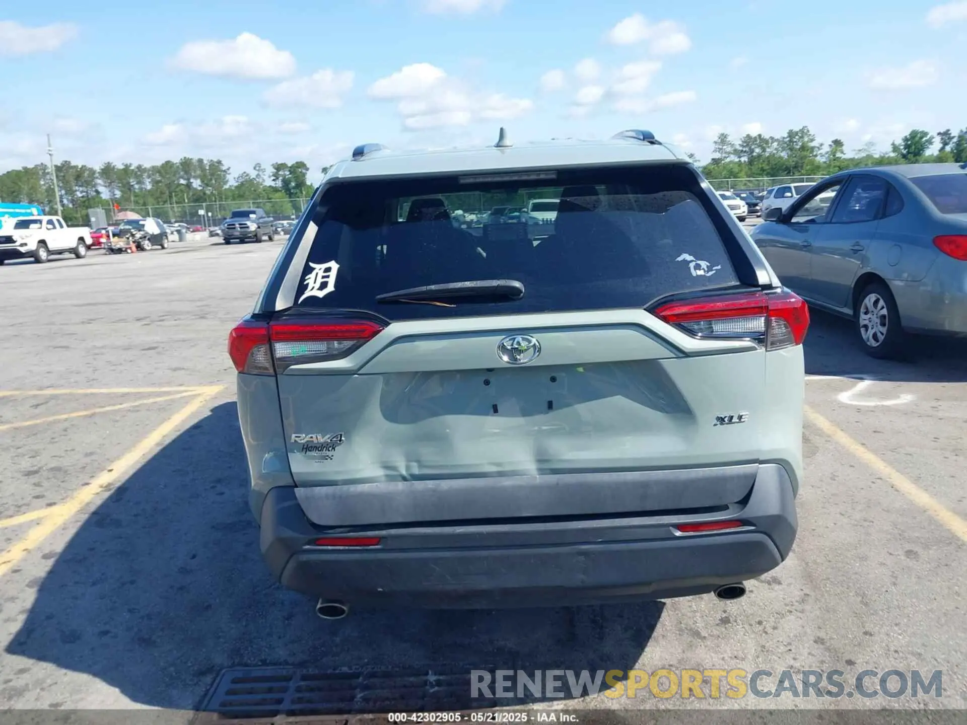 17 Photograph of a damaged car 2T3W1RFV4KW057153 TOYOTA RAV4 2019