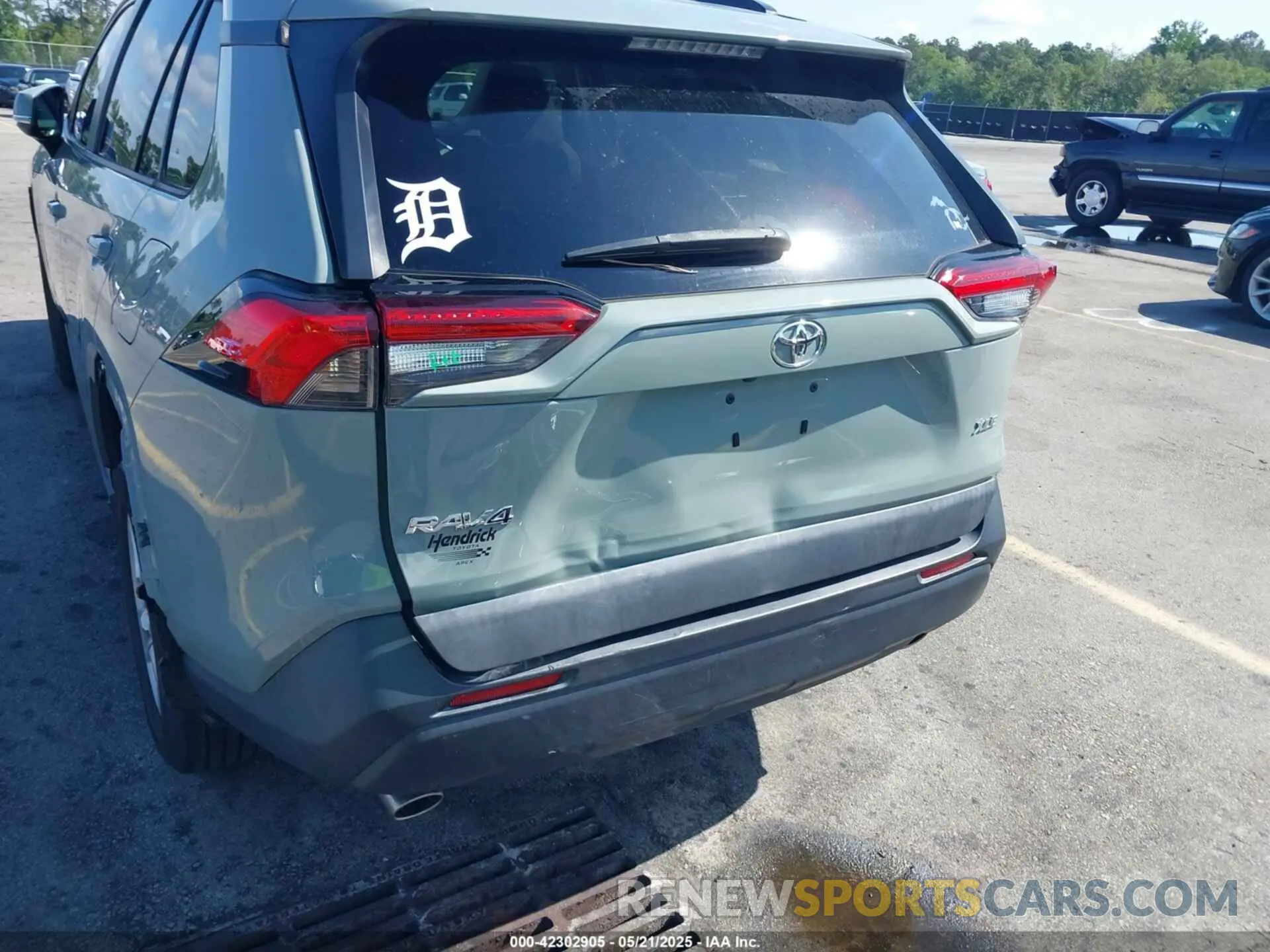 18 Photograph of a damaged car 2T3W1RFV4KW057153 TOYOTA RAV4 2019