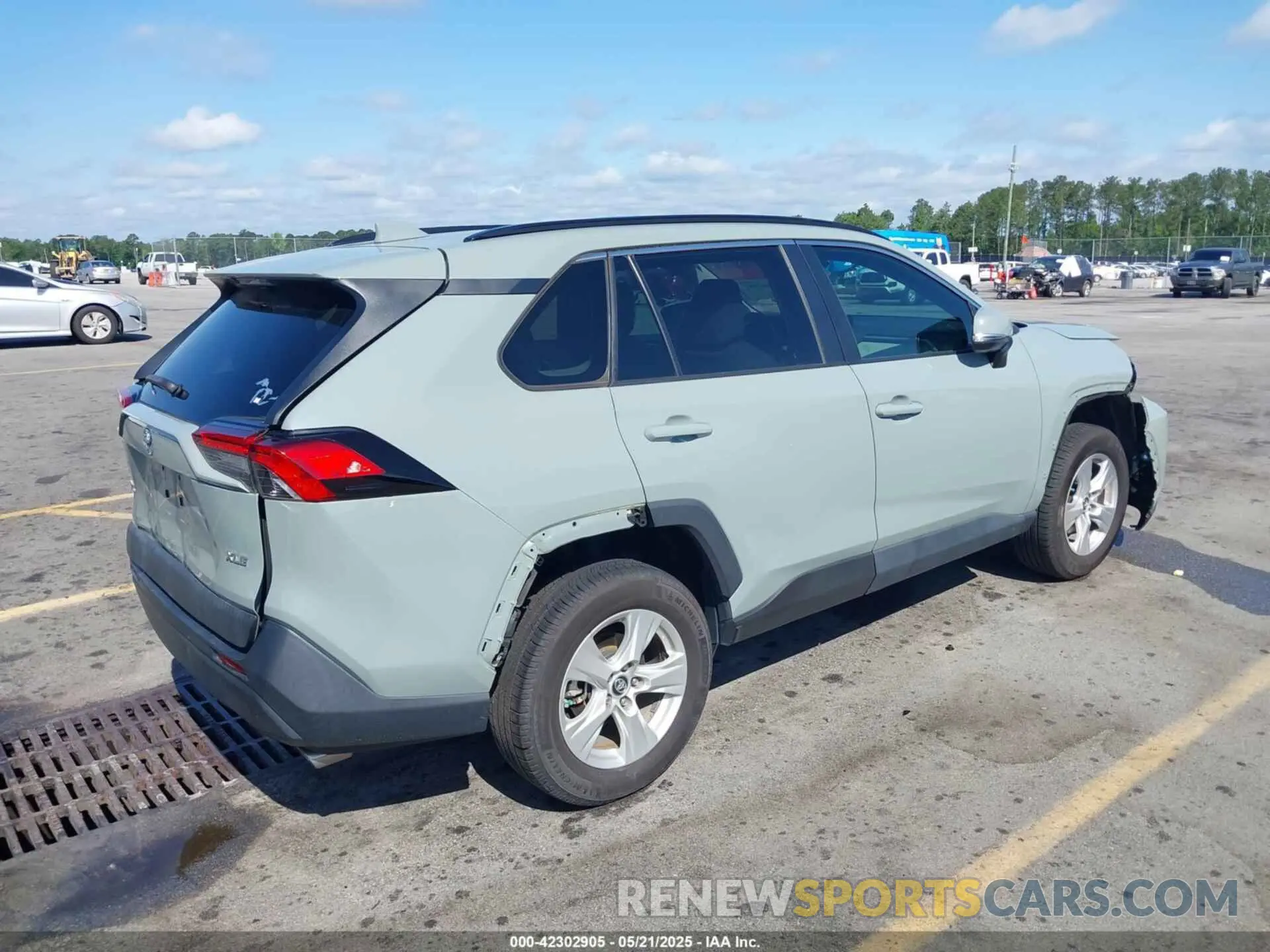 4 Photograph of a damaged car 2T3W1RFV4KW057153 TOYOTA RAV4 2019