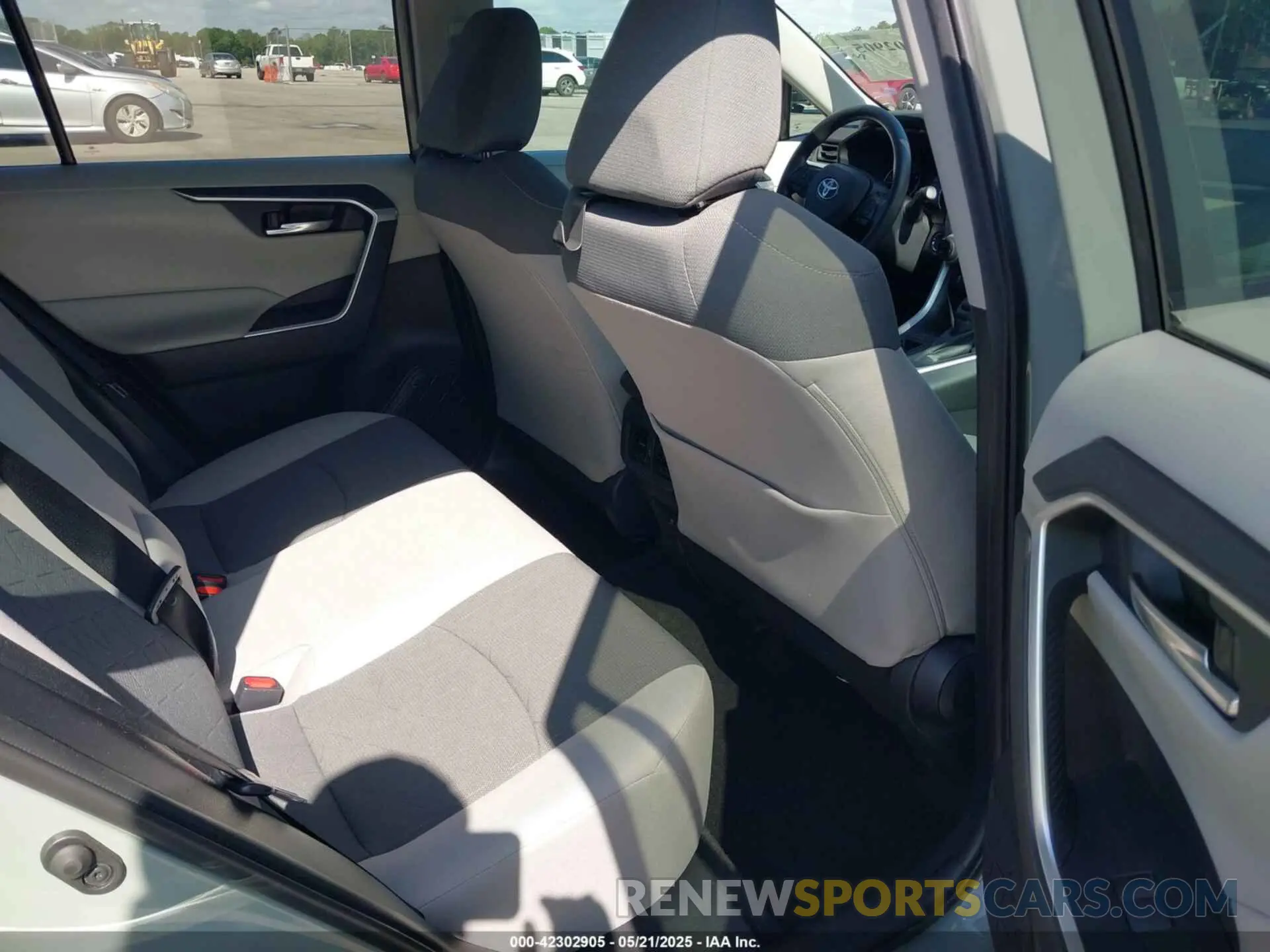 8 Photograph of a damaged car 2T3W1RFV4KW057153 TOYOTA RAV4 2019