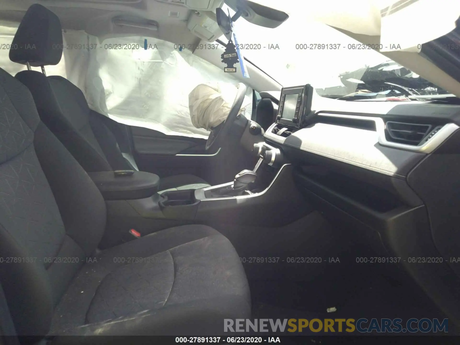 5 Фотография поврежденного автомобиля 2T3W1RFV7KW051007 TOYOTA RAV4 2019