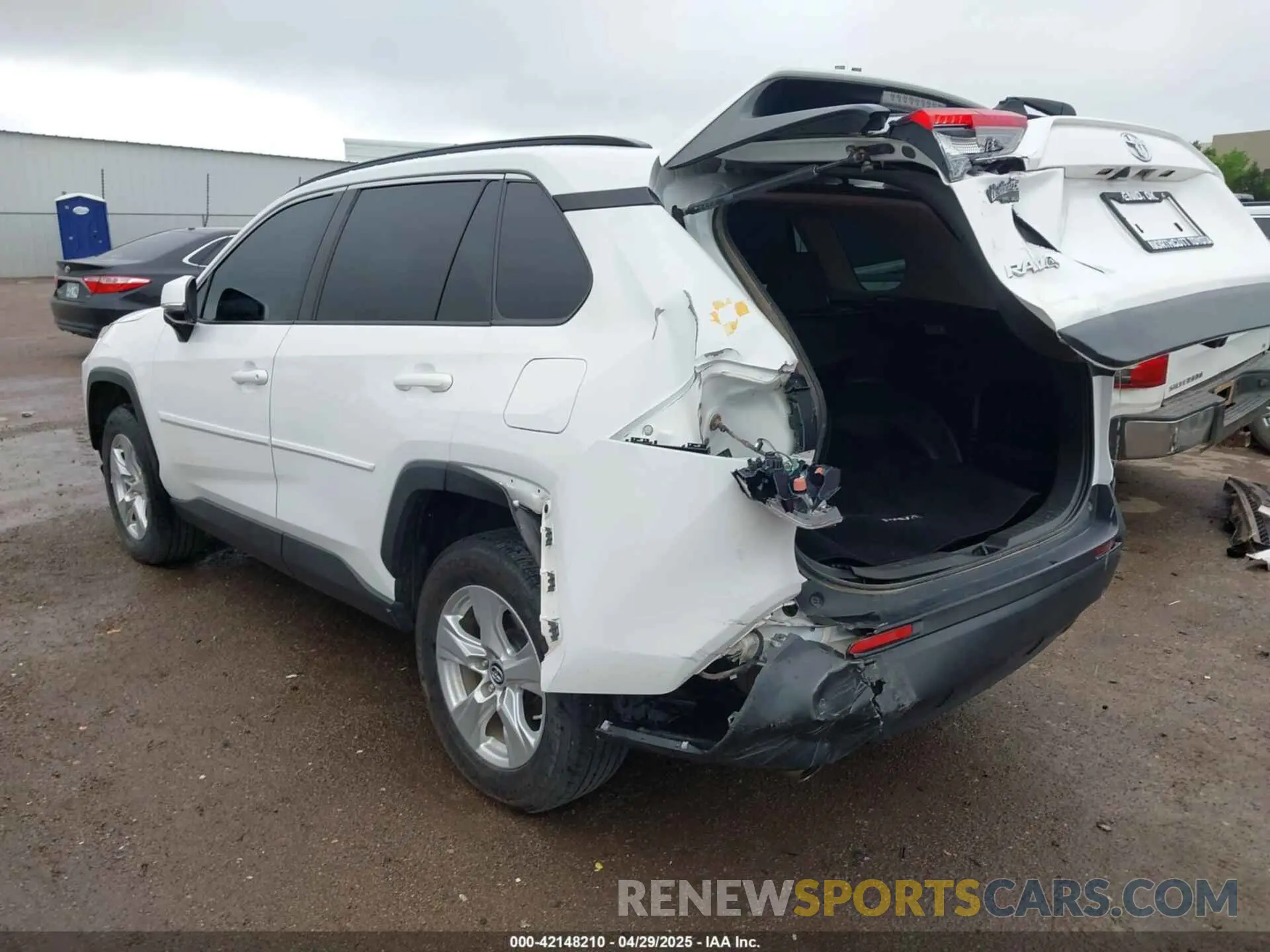 3 Photograph of a damaged car 2T3W1RFV8KW030117 TOYOTA RAV4 2019