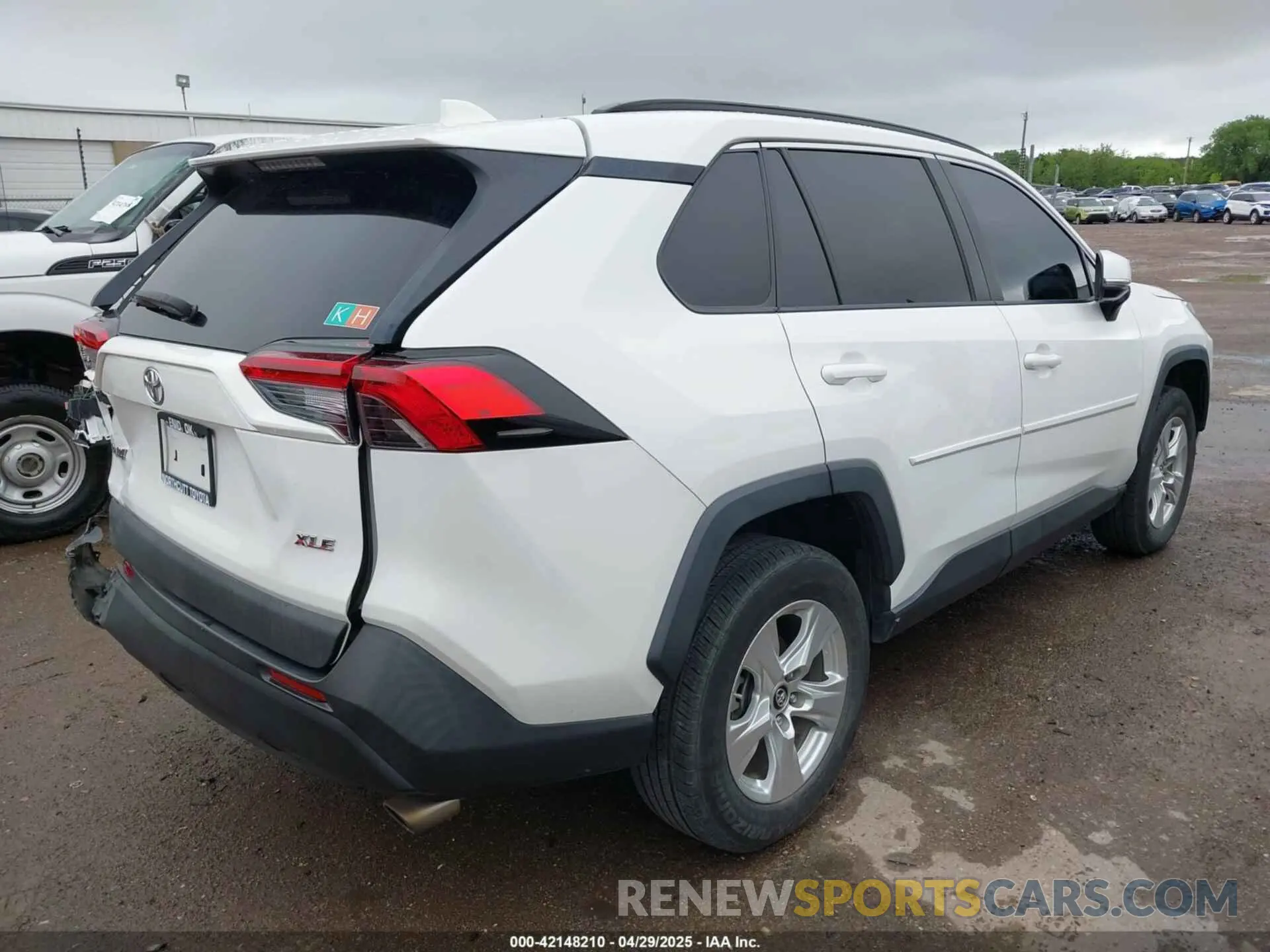 4 Photograph of a damaged car 2T3W1RFV8KW030117 TOYOTA RAV4 2019