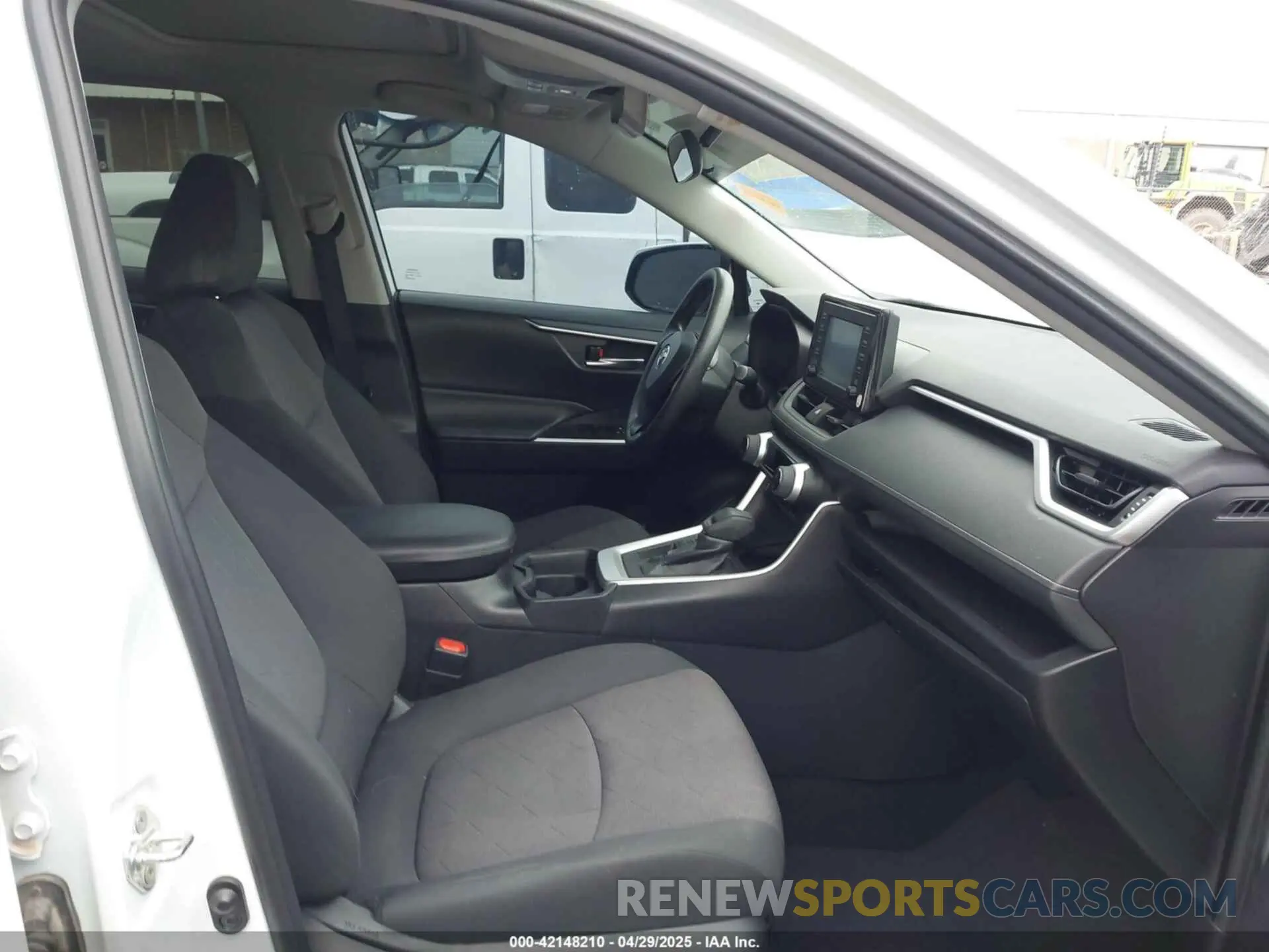 5 Photograph of a damaged car 2T3W1RFV8KW030117 TOYOTA RAV4 2019