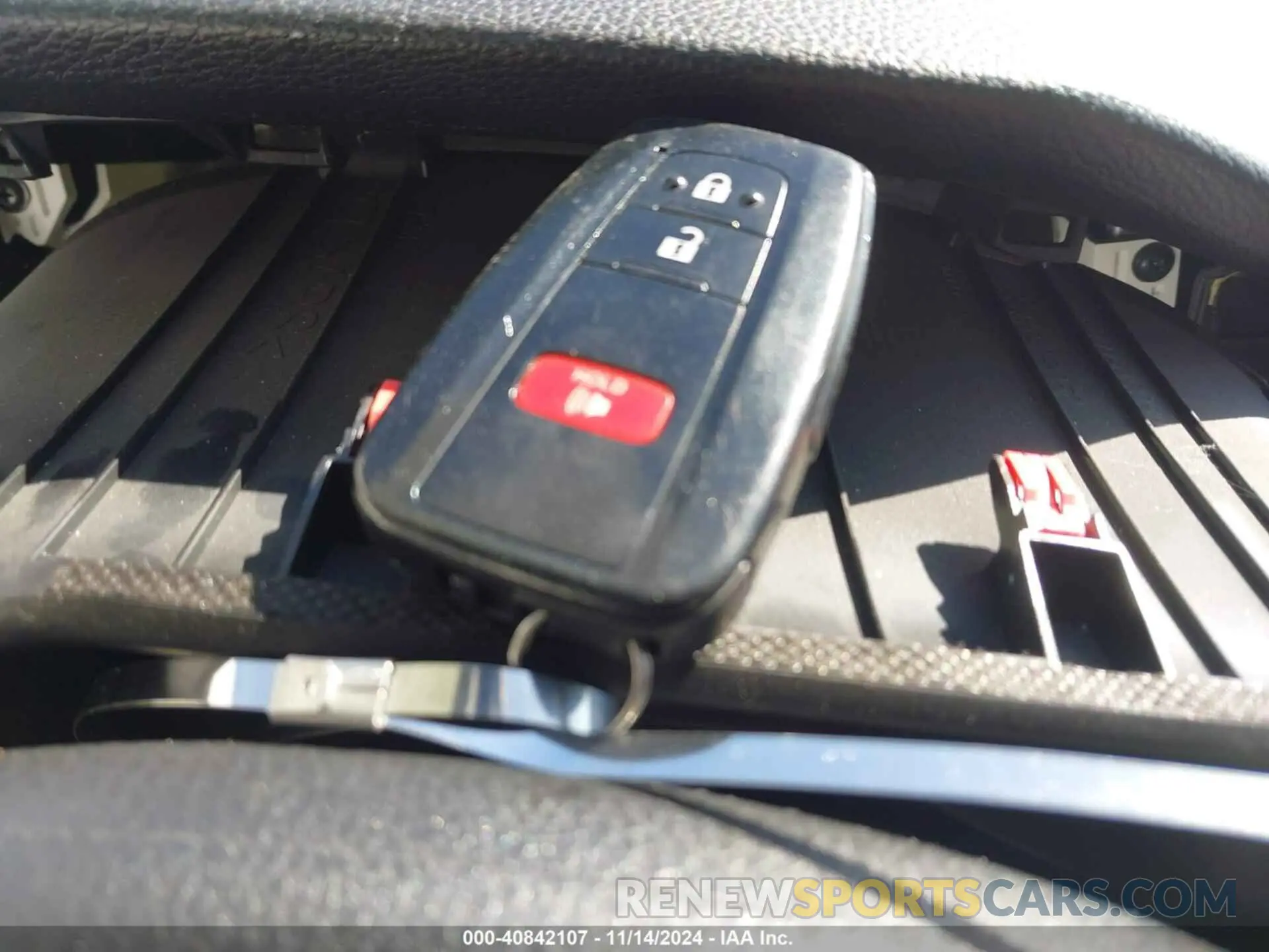 11 Photograph of a damaged car 2T3W1RFV8KW031560 TOYOTA RAV4 2019
