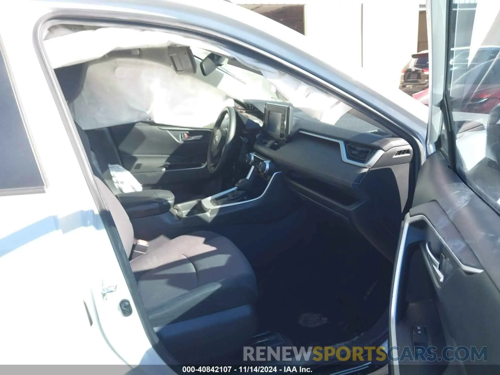5 Photograph of a damaged car 2T3W1RFV8KW031560 TOYOTA RAV4 2019