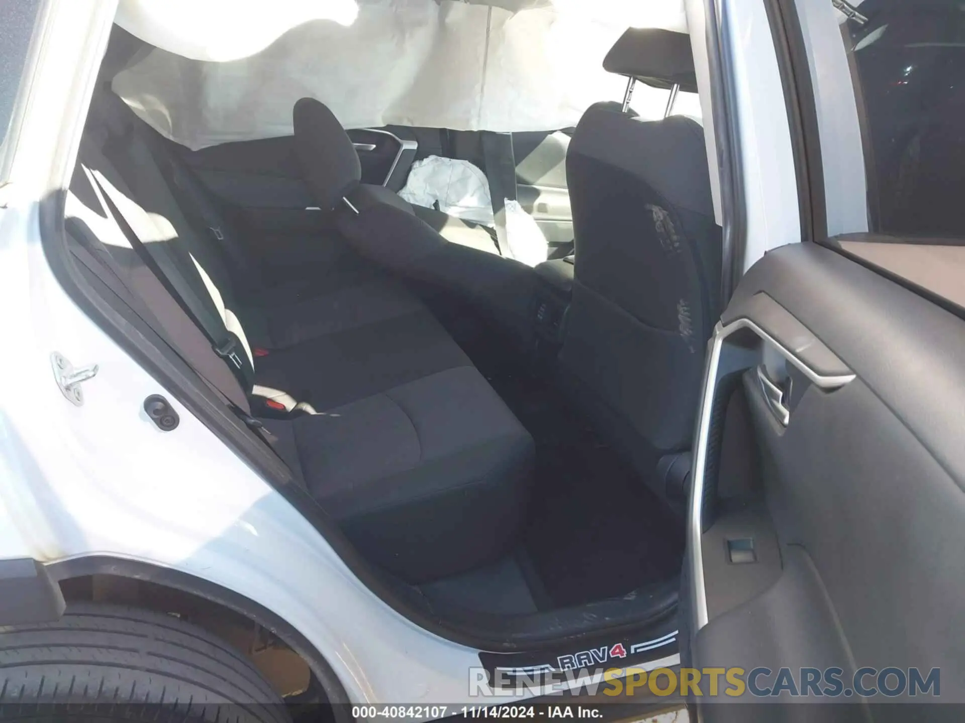 8 Photograph of a damaged car 2T3W1RFV8KW031560 TOYOTA RAV4 2019