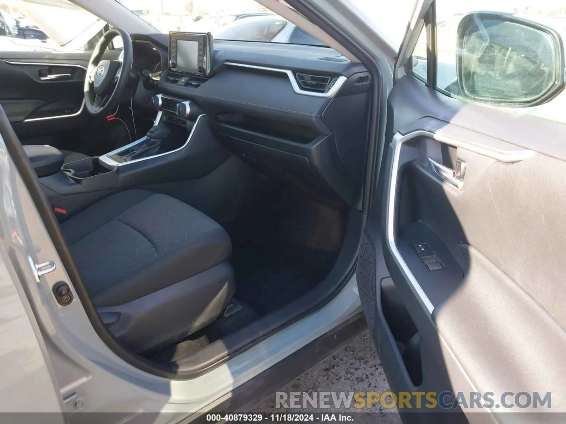 5 Photograph of a damaged car 2T3W1RFV8KW051937 TOYOTA RAV4 2019