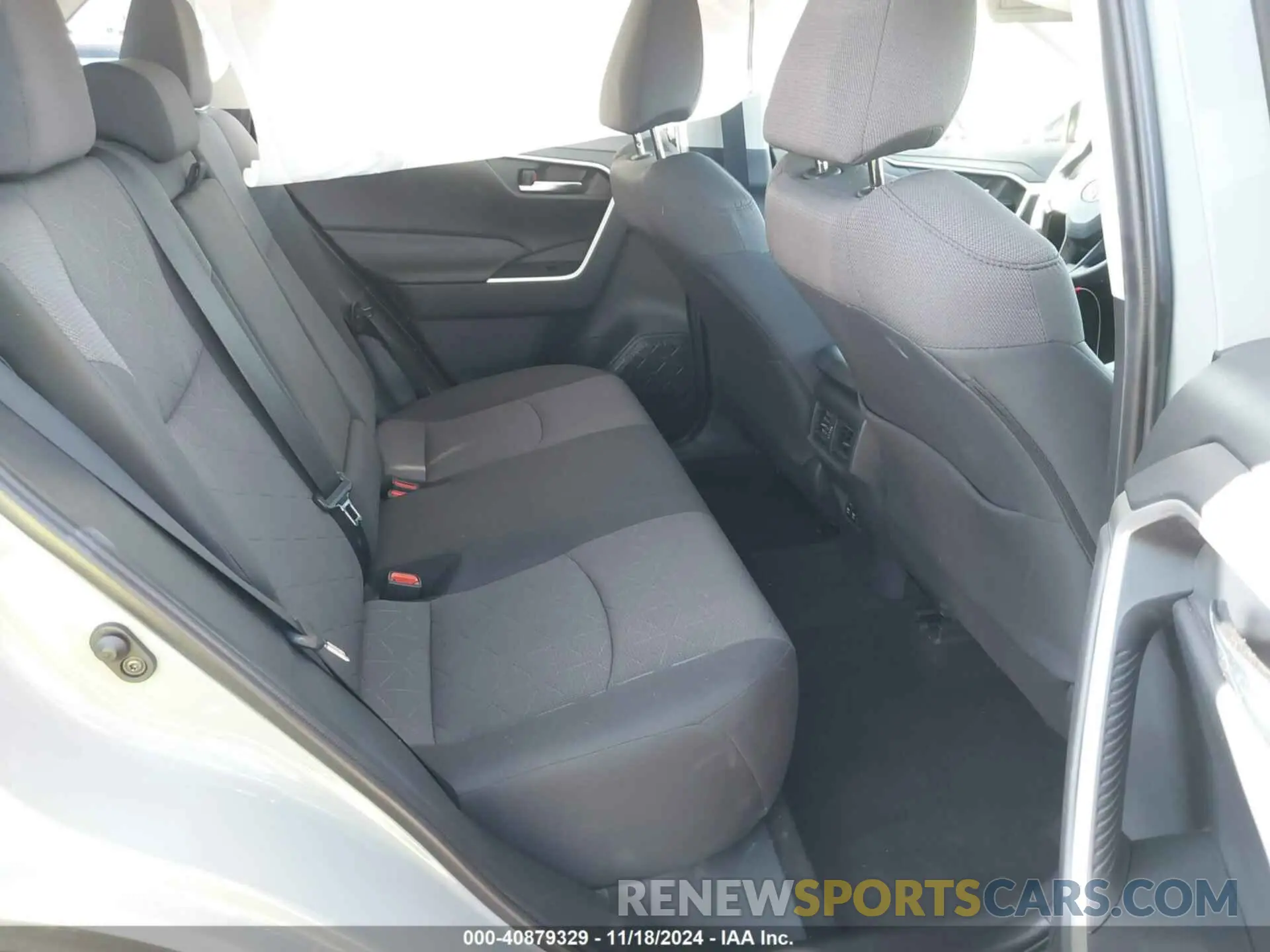 8 Photograph of a damaged car 2T3W1RFV8KW051937 TOYOTA RAV4 2019
