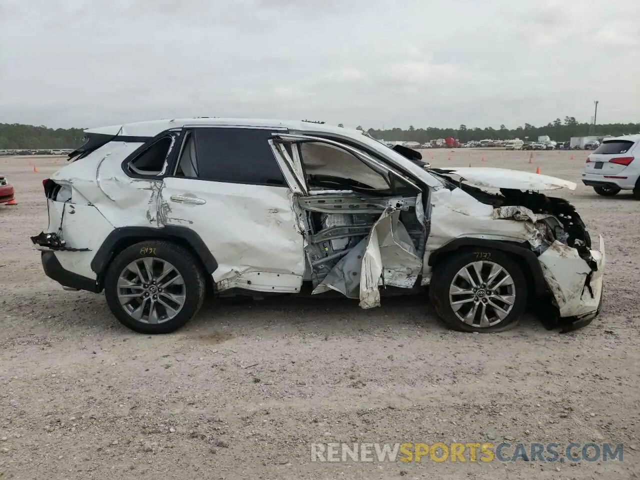 9 Photograph of a damaged car 2T3Y1RFV7KW001572 TOYOTA RAV4 2019