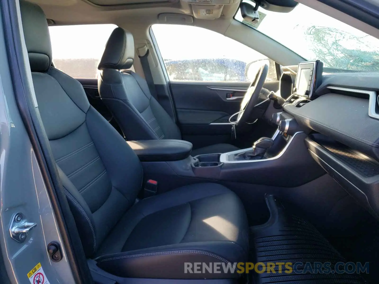 5 Photograph of a damaged car JTMA1RFV6KD517176 TOYOTA RAV4 2019