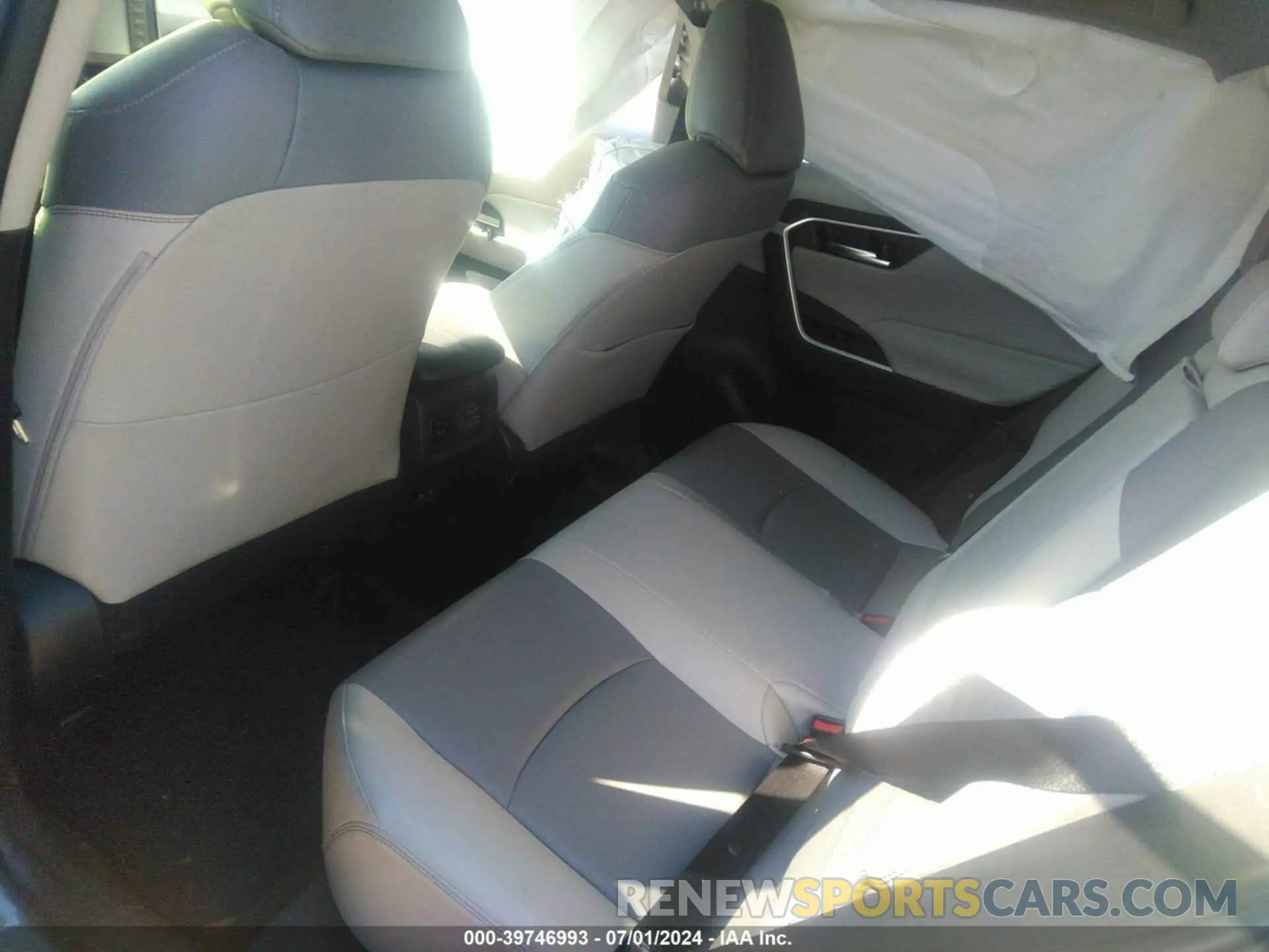 8 Photograph of a damaged car JTMC1RFV0KD514640 TOYOTA RAV4 2019