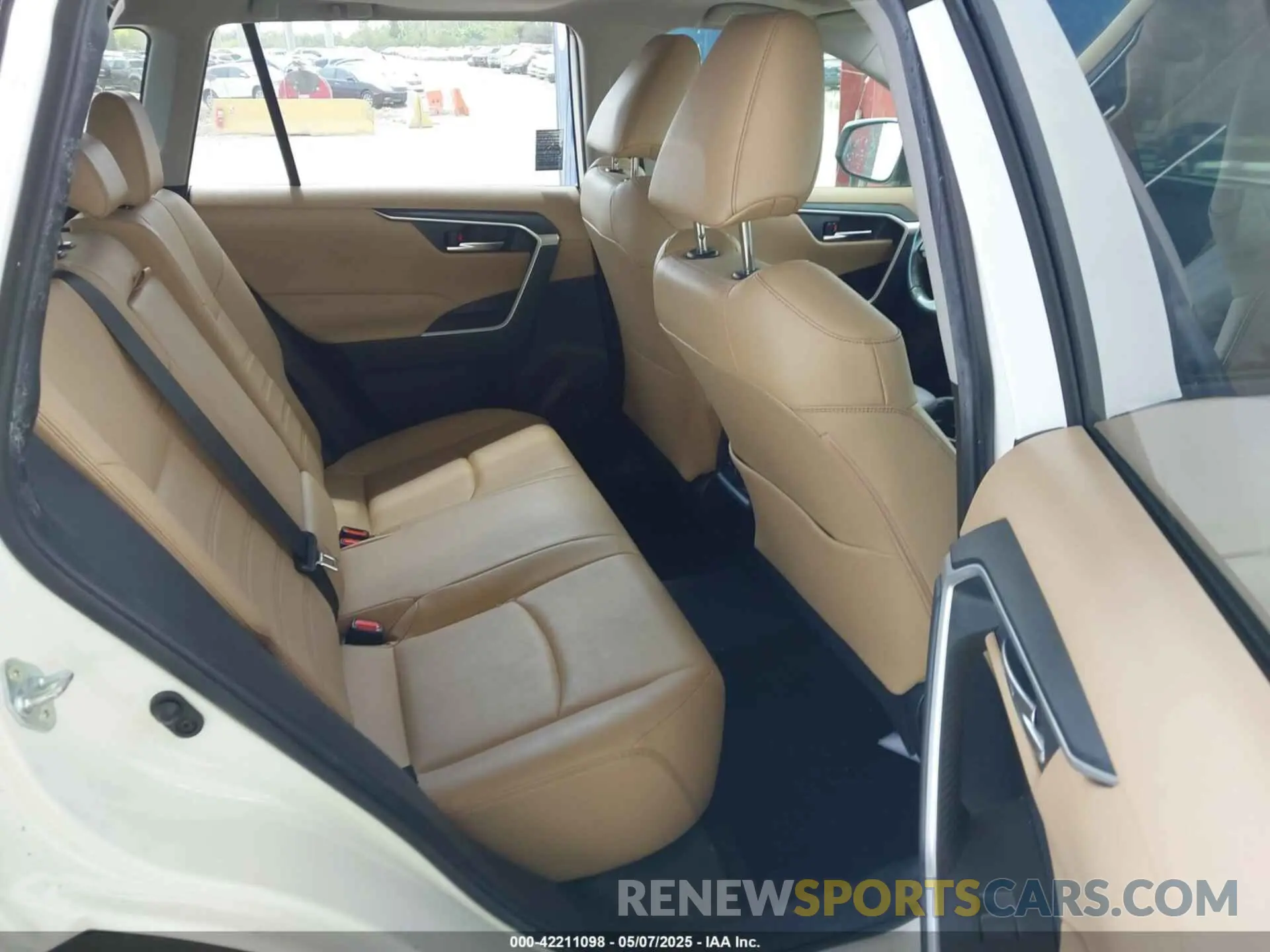 8 Photograph of a damaged car JTMC1RFV2KD504756 TOYOTA RAV4 2019