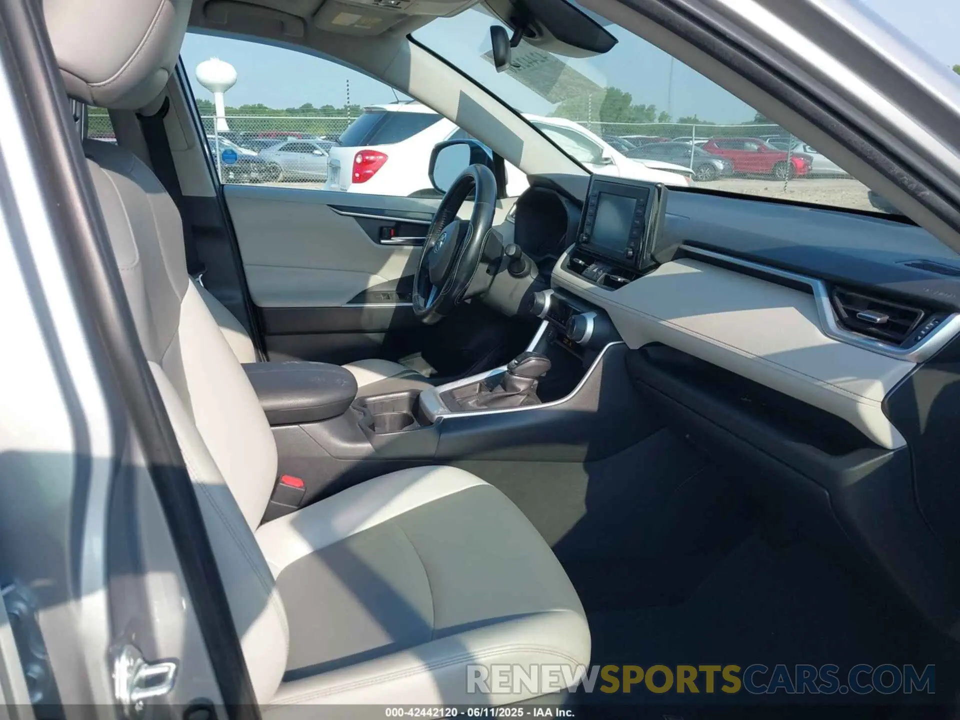 5 Photograph of a damaged car JTMC1RFV3KD512218 TOYOTA RAV4 2019
