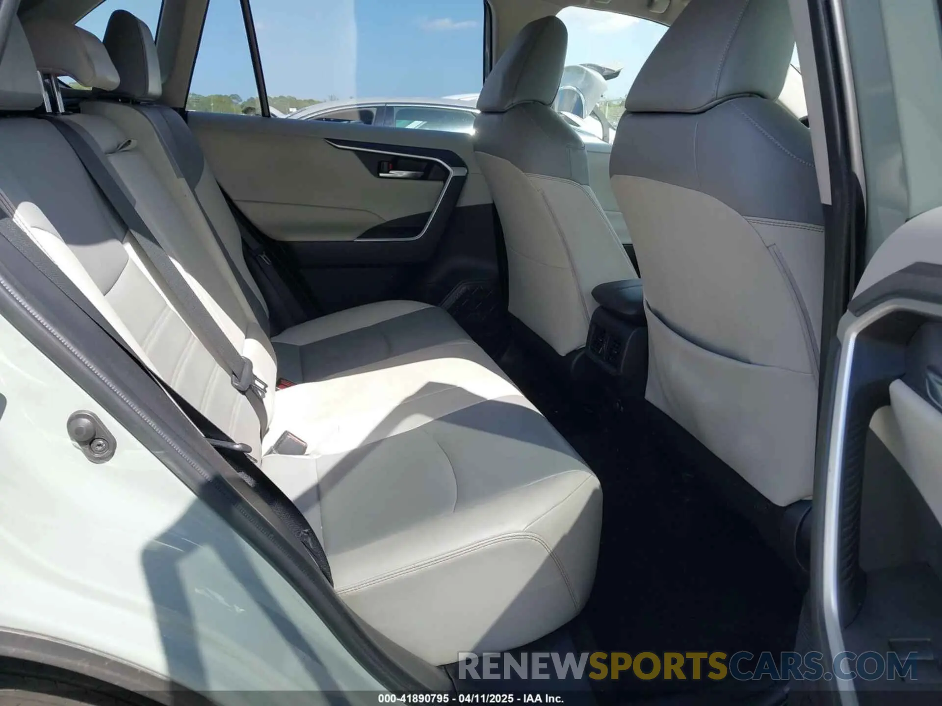 8 Фотография поврежденного автомобиля JTMC1RFV5KD014585 TOYOTA RAV4 2019