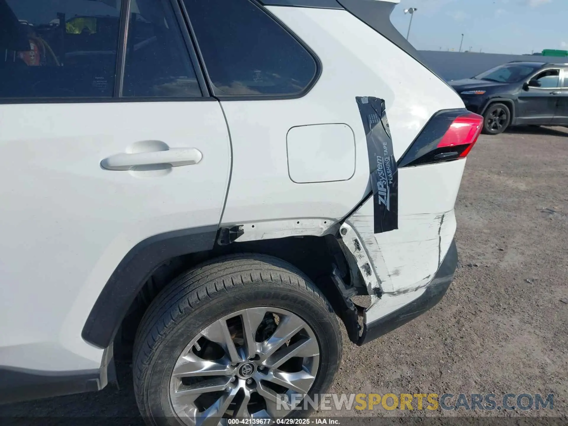 17 Photograph of a damaged car JTMC1RFV6KD509099 TOYOTA RAV4 2019