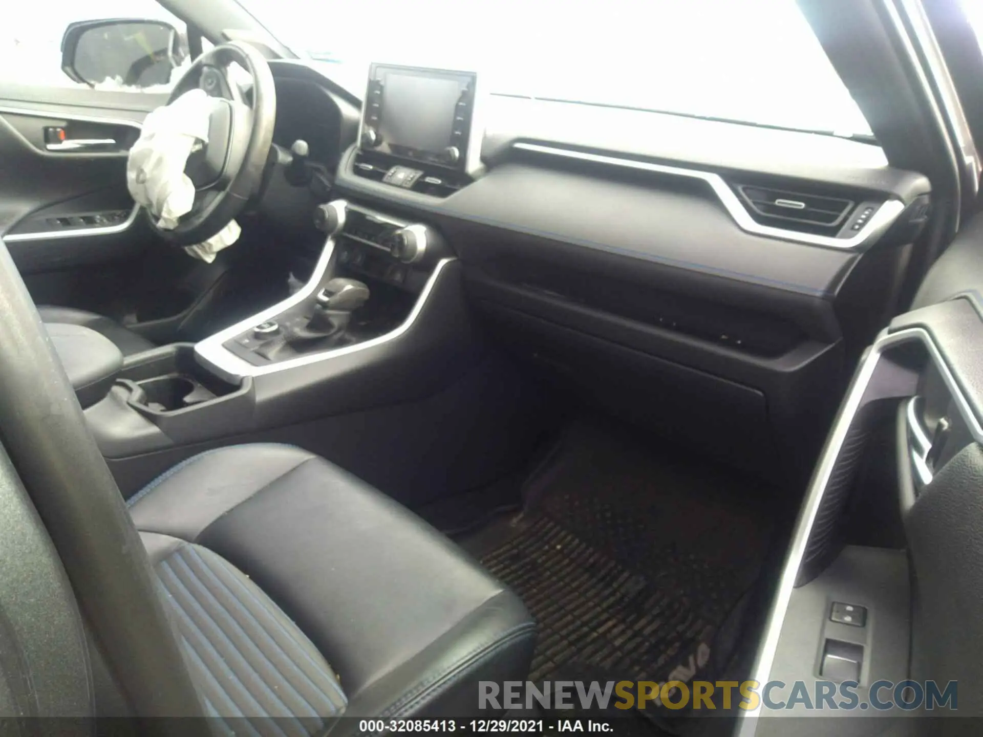 5 Photograph of a damaged car JTMEWRFV4KJ026559 TOYOTA RAV4 2019