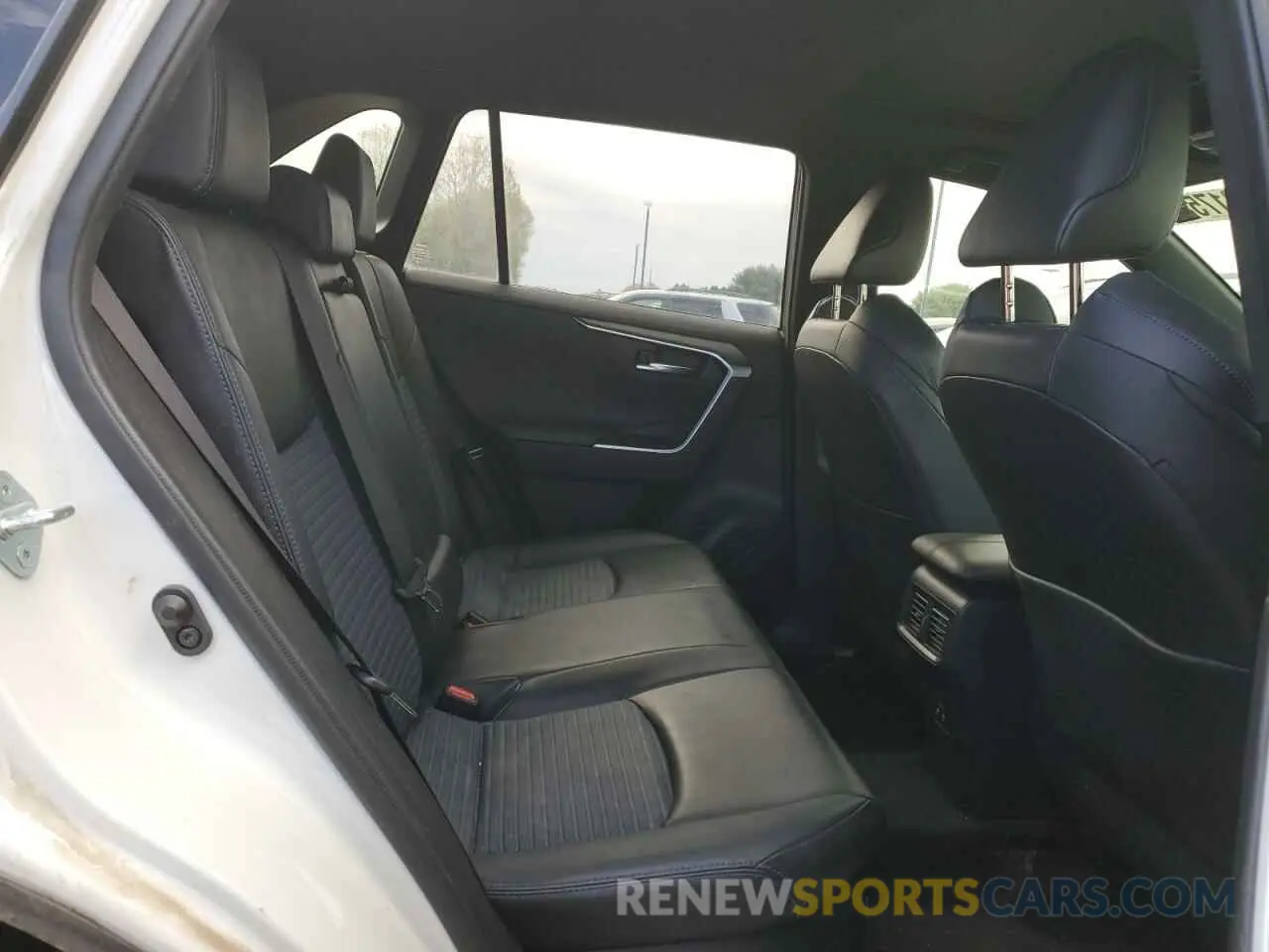 11 Photograph of a damaged car JTMEWRFV6KJ018494 TOYOTA RAV4 2019