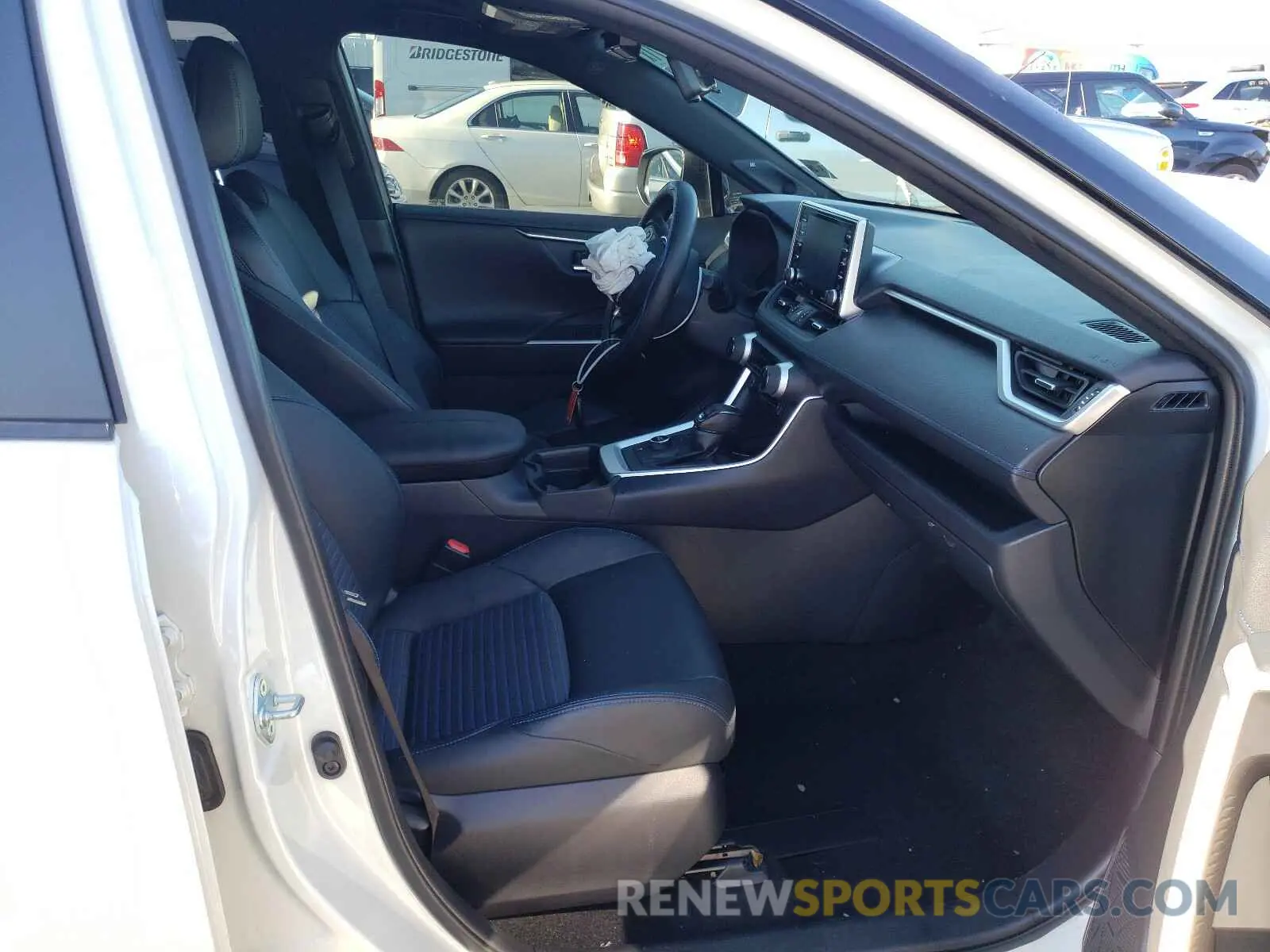 5 Photograph of a damaged car JTMEWRFV9KJ011426 TOYOTA RAV4 2019