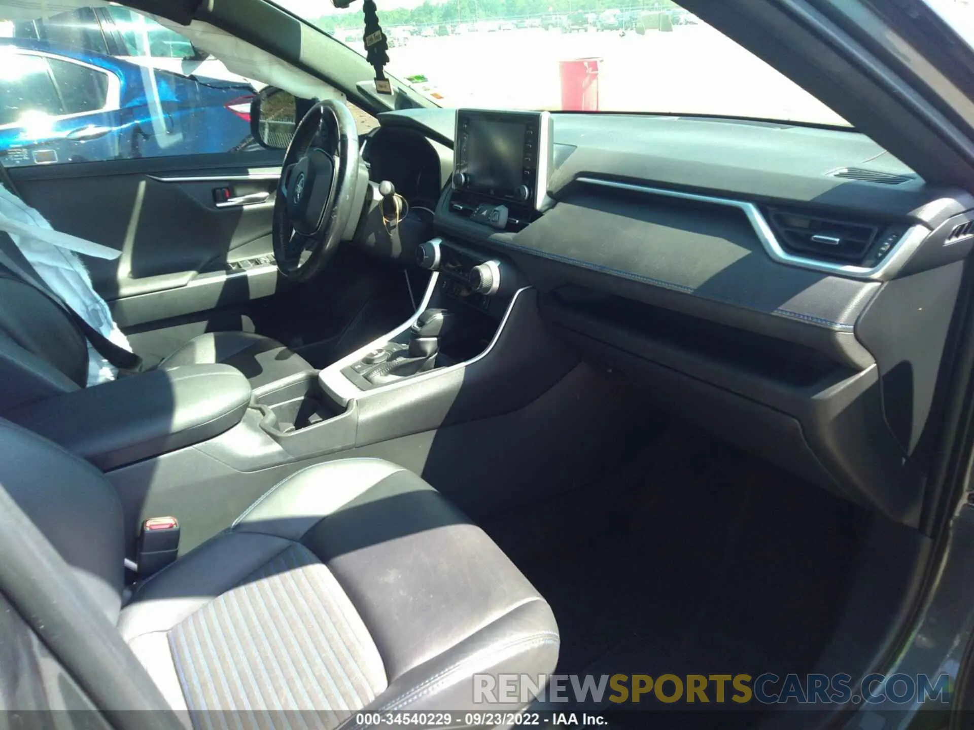 5 Фотография поврежденного автомобиля JTMEWRFVXKJ016599 TOYOTA RAV4 2019