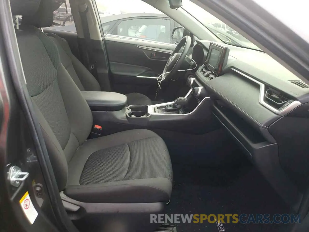5 Photograph of a damaged car JTMF1RFV0KD002518 TOYOTA RAV4 2019