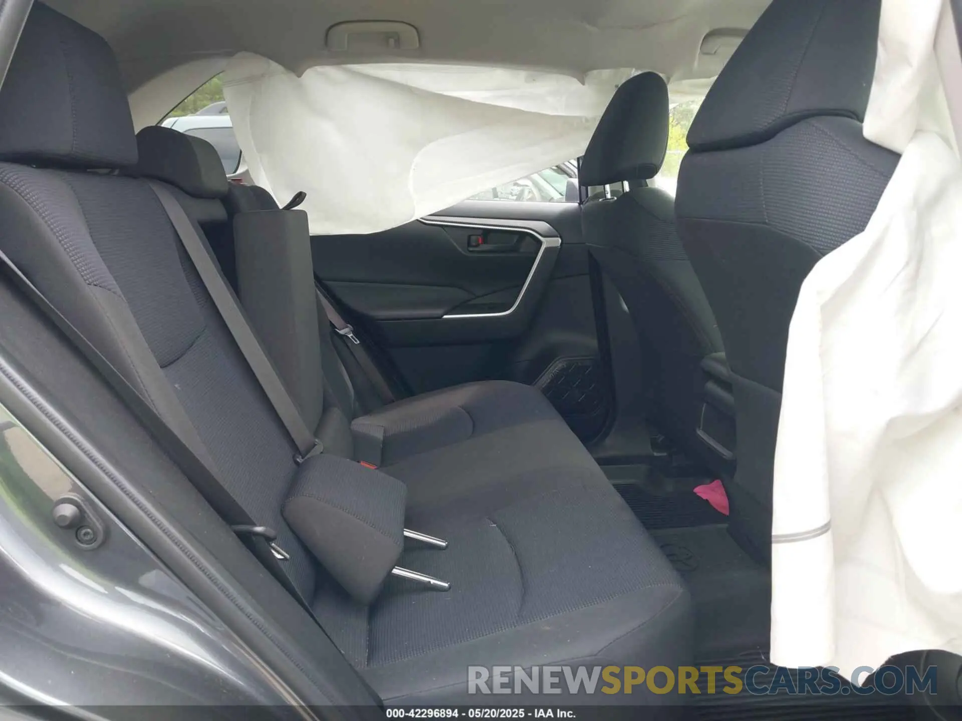8 Photograph of a damaged car JTMF1RFV3KD033374 TOYOTA RAV4 2019