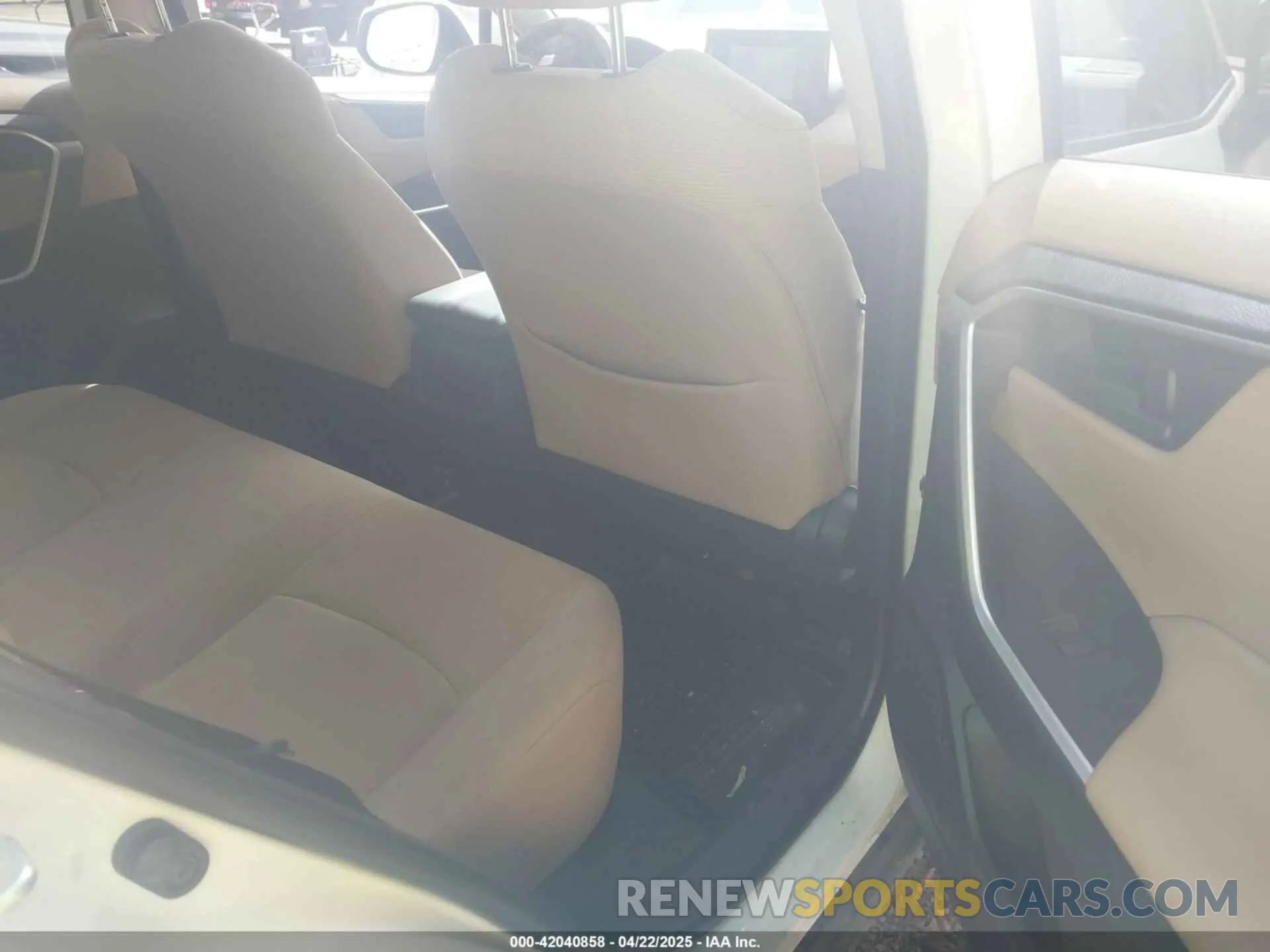 8 Фотография поврежденного автомобиля JTMG1RFV0KD043865 TOYOTA RAV4 2019