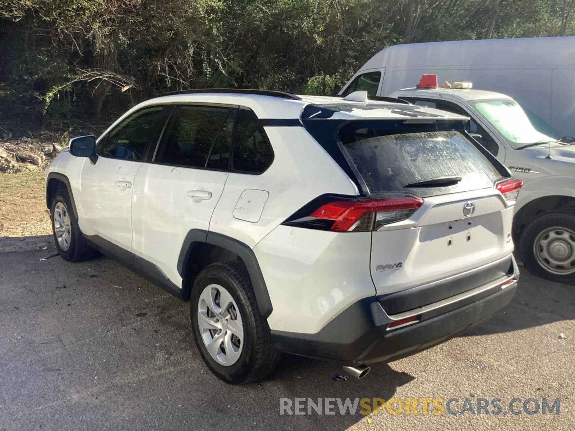19 Photograph of a damaged car JTMG1RFV1KD033166 TOYOTA RAV4 2019