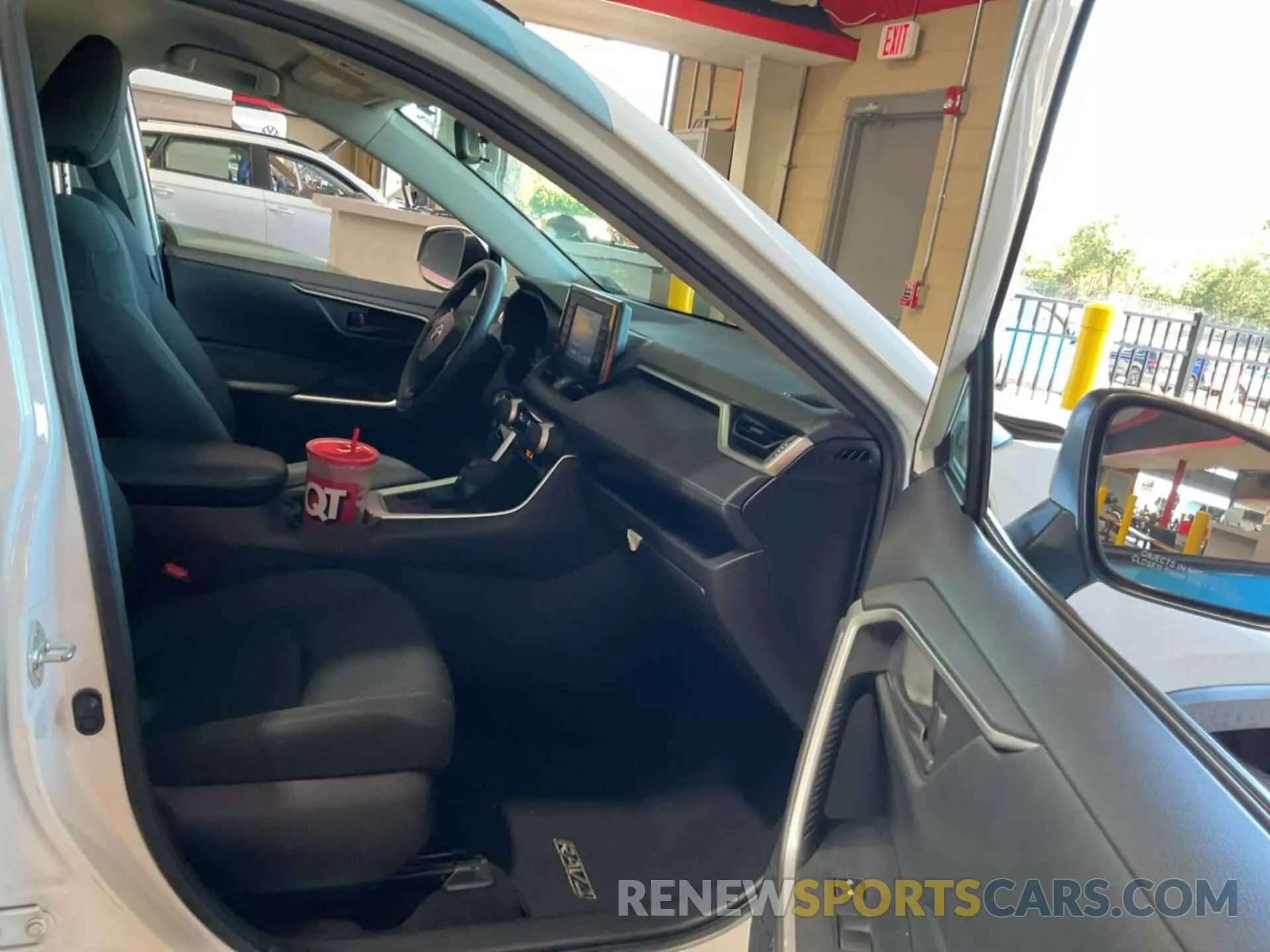 26 Photograph of a damaged car JTMG1RFV1KD033166 TOYOTA RAV4 2019
