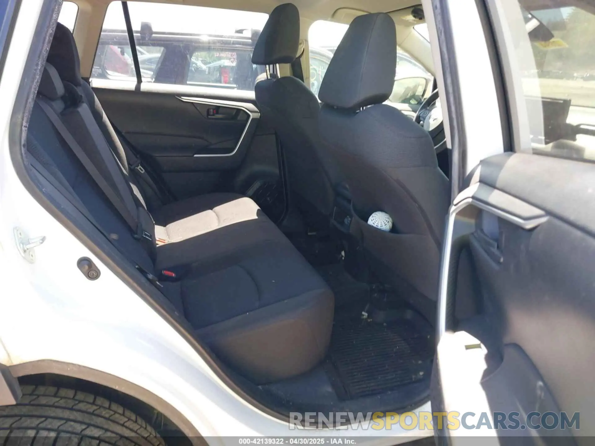 8 Фотография поврежденного автомобиля JTMG1RFV3KD007040 TOYOTA RAV4 2019