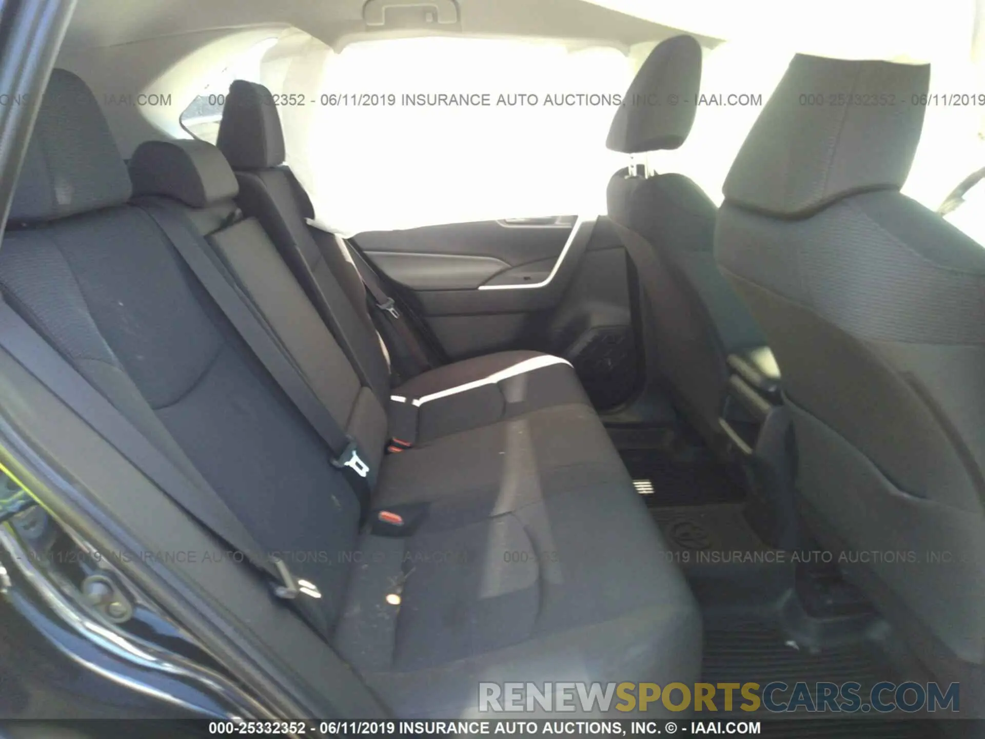 8 Photograph of a damaged car JTMG1RFV5KJ004593 TOYOTA RAV4 2019