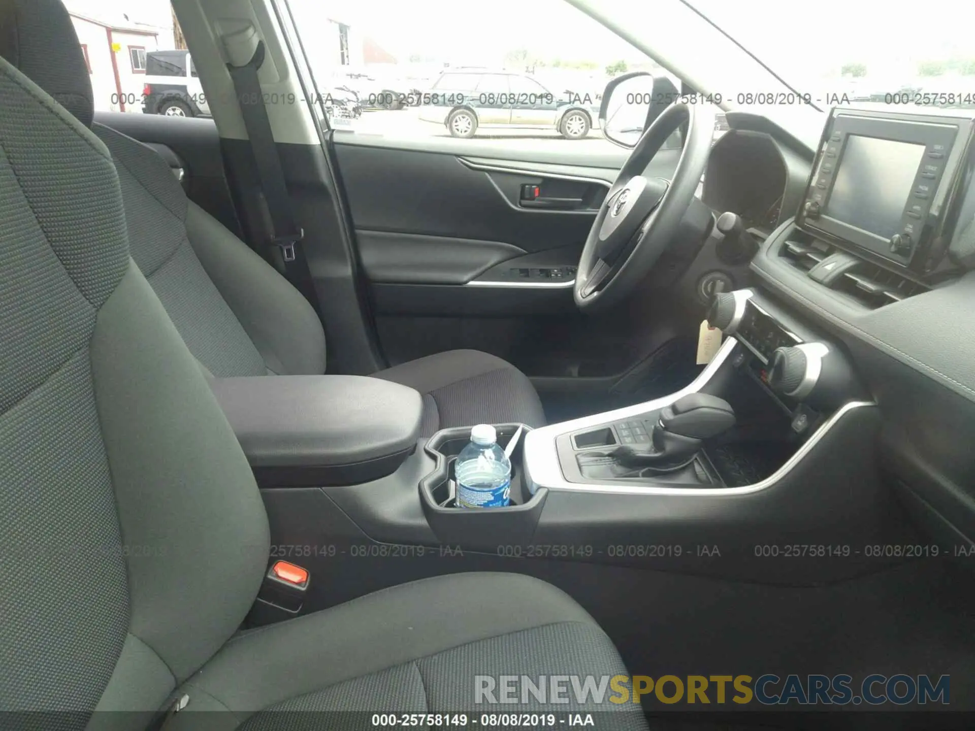 5 Photograph of a damaged car JTMG1RFV8KJ016558 TOYOTA RAV4 2019