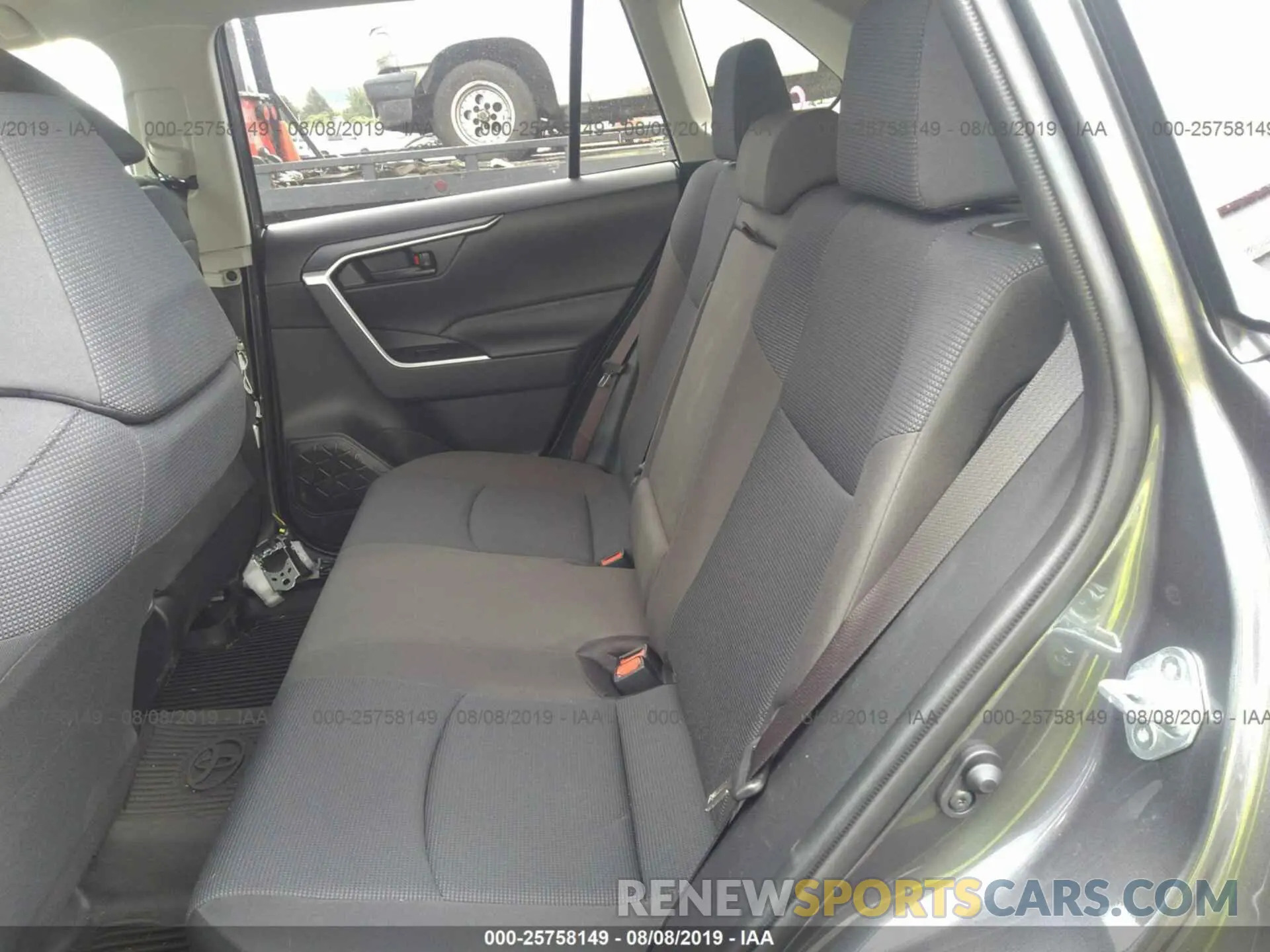 8 Photograph of a damaged car JTMG1RFV8KJ016558 TOYOTA RAV4 2019