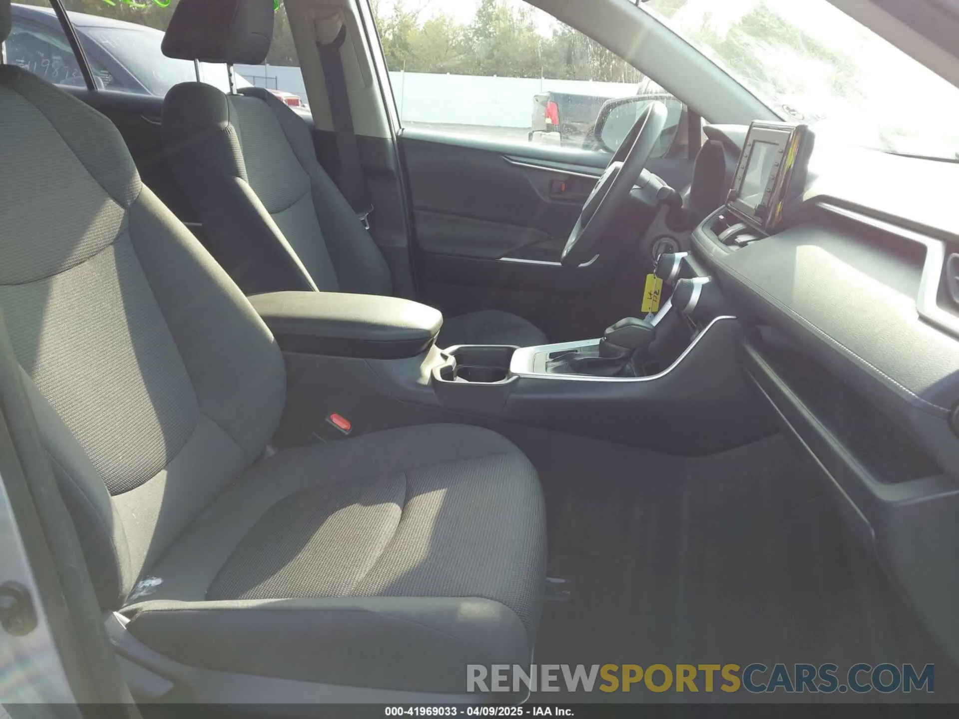 5 Фотография поврежденного автомобиля JTMG1RFVXKD012252 TOYOTA RAV4 2019