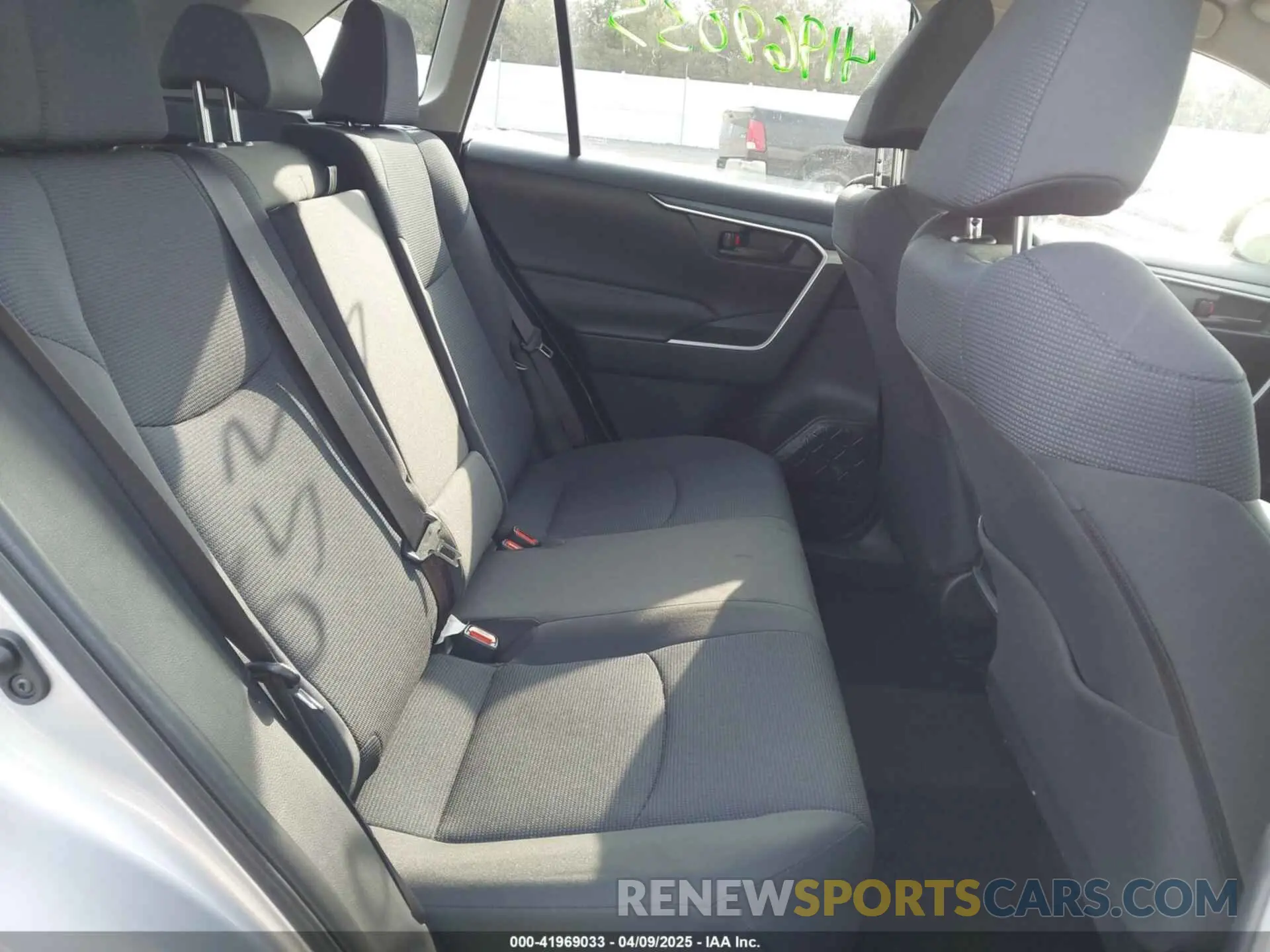 8 Фотография поврежденного автомобиля JTMG1RFVXKD012252 TOYOTA RAV4 2019