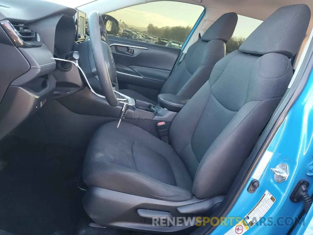 7 Фотография поврежденного автомобиля JTMH1RFV0KD014547 TOYOTA RAV4 2019