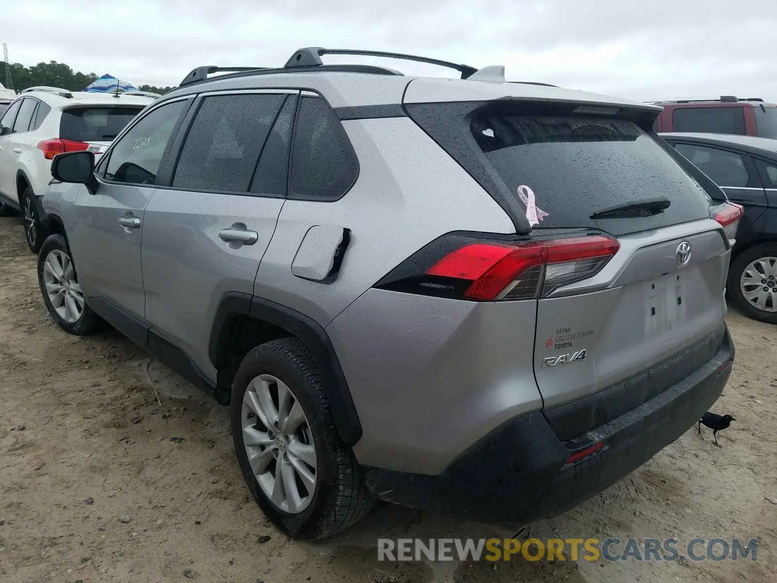3 Photograph of a damaged car JTMH1RFV0KJ005669 TOYOTA RAV4 2019
