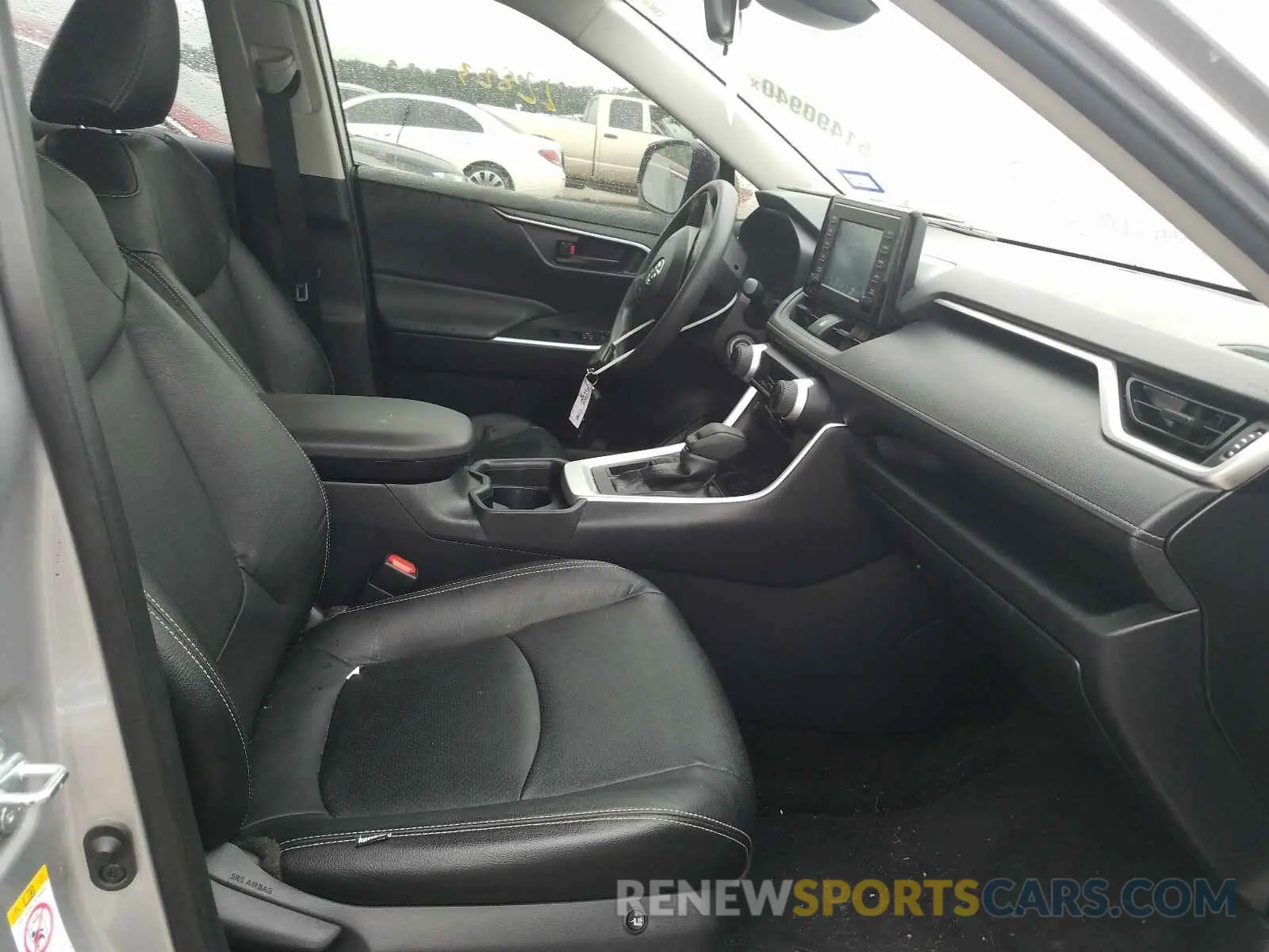 5 Photograph of a damaged car JTMH1RFV0KJ005669 TOYOTA RAV4 2019