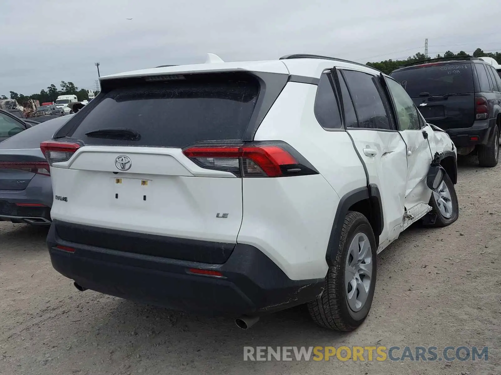 4 Photograph of a damaged car JTMH1RFV0KJ007034 TOYOTA RAV4 2019
