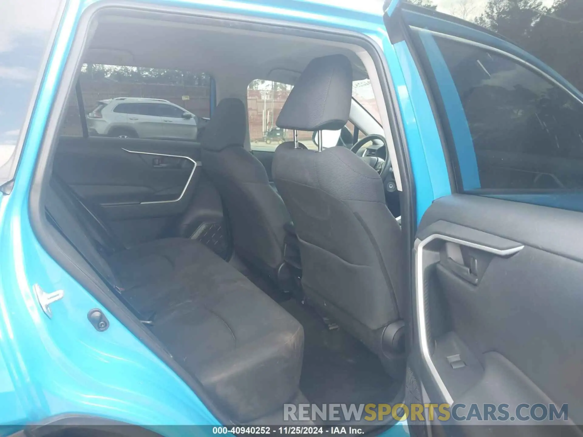 8 Фотография поврежденного автомобиля JTMH1RFV0KJ011617 TOYOTA RAV4 2019