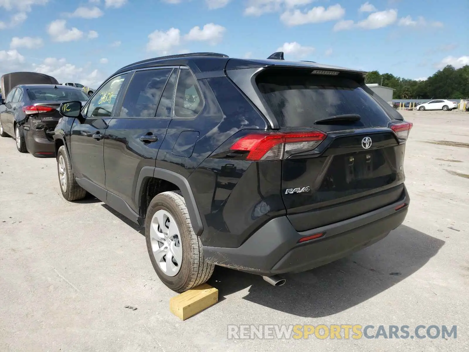 3 Photograph of a damaged car JTMH1RFV1KJ007317 TOYOTA RAV4 2019