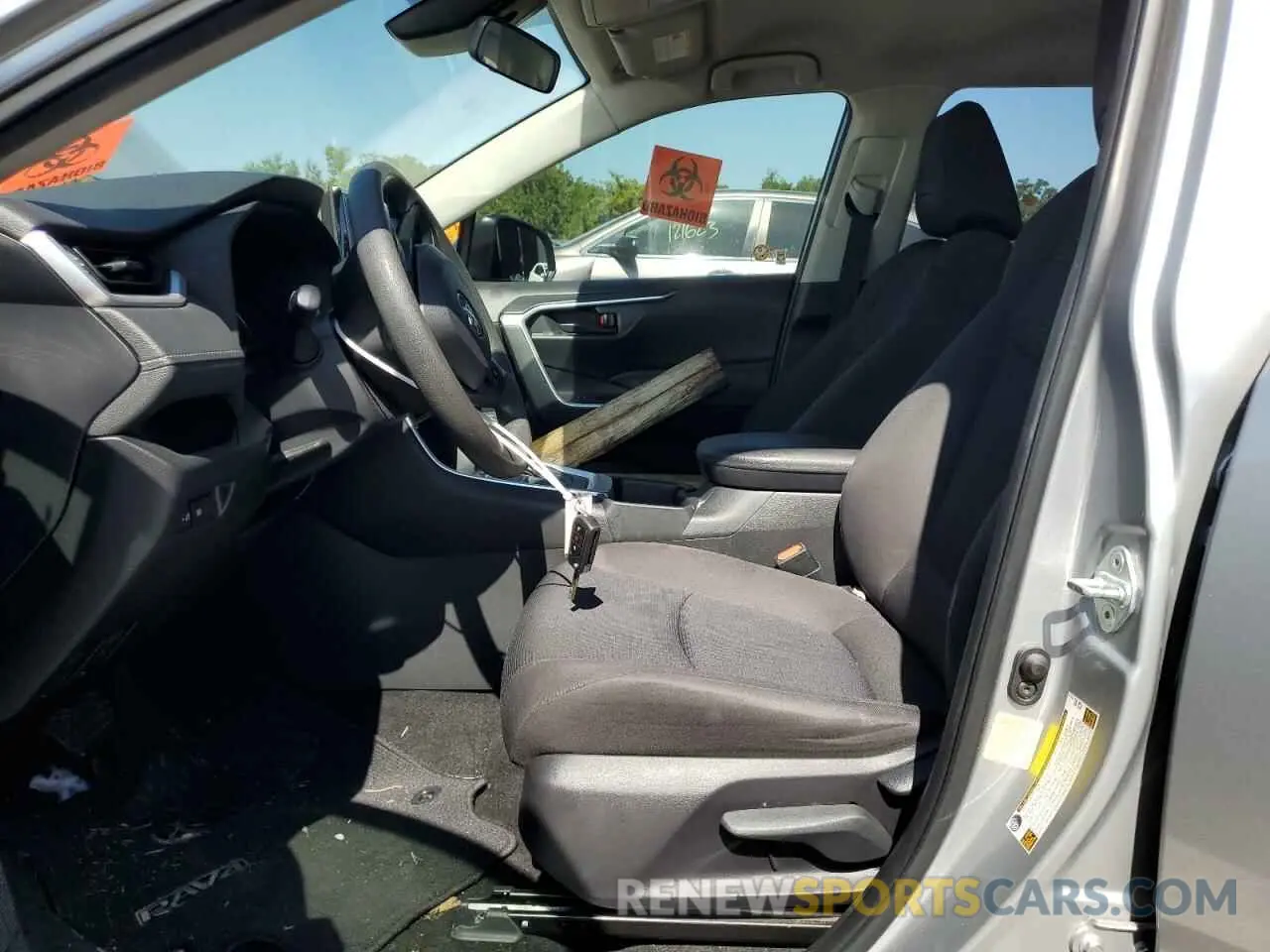 7 Photograph of a damaged car JTMH1RFV1KJ015272 TOYOTA RAV4 2019