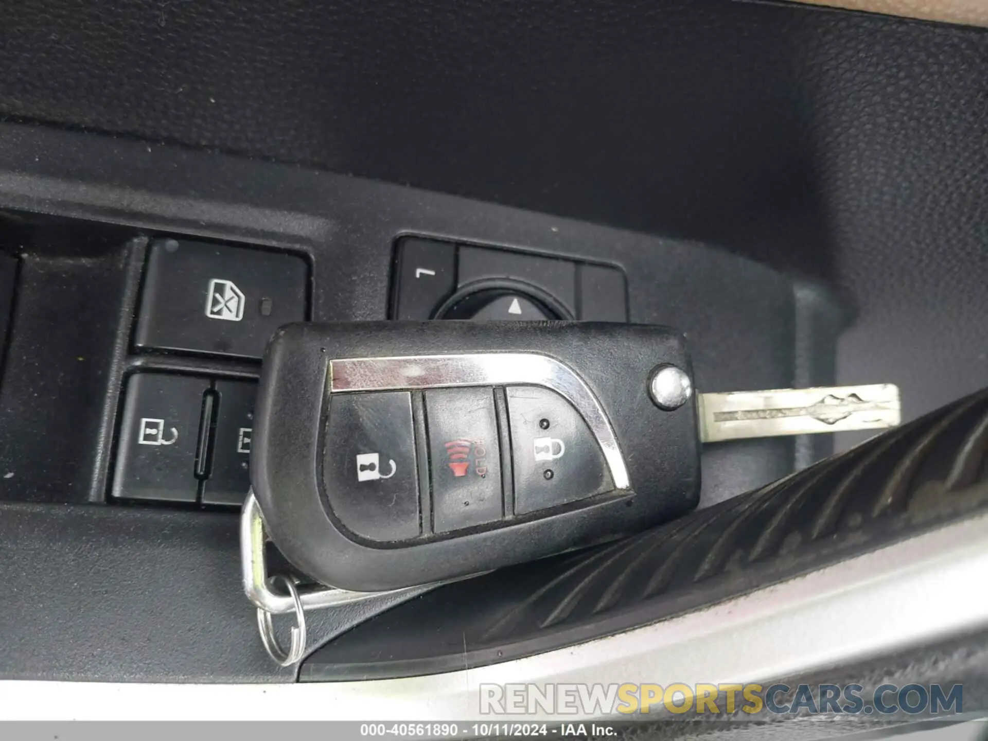 11 Photograph of a damaged car JTMH1RFV2KD022892 TOYOTA RAV4 2019