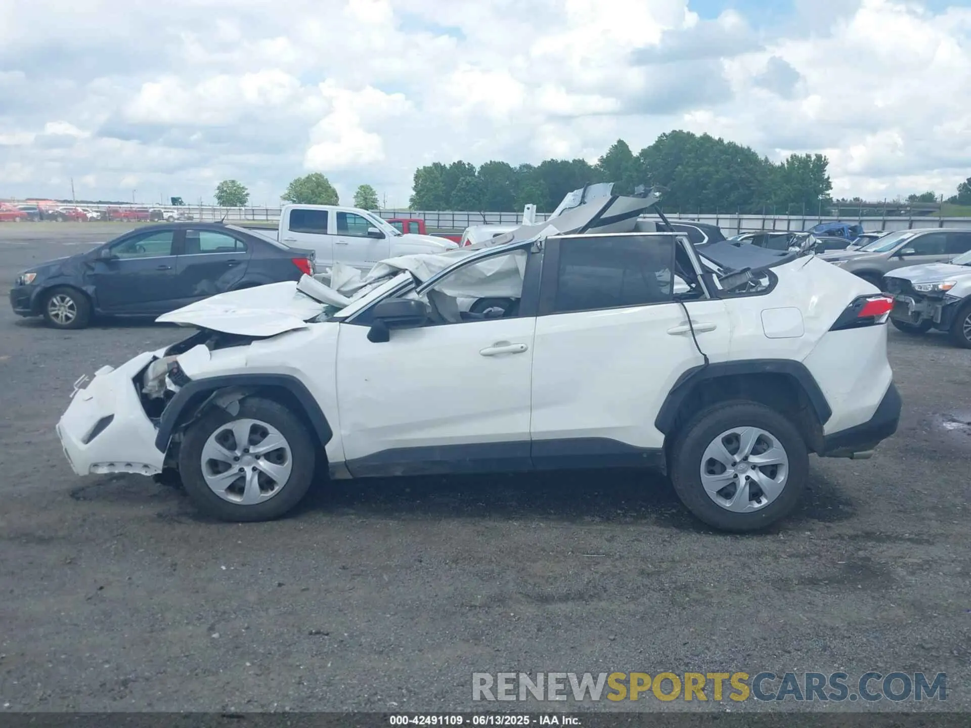 13 Photograph of a damaged car JTMH1RFV2KD028532 TOYOTA RAV4 2019